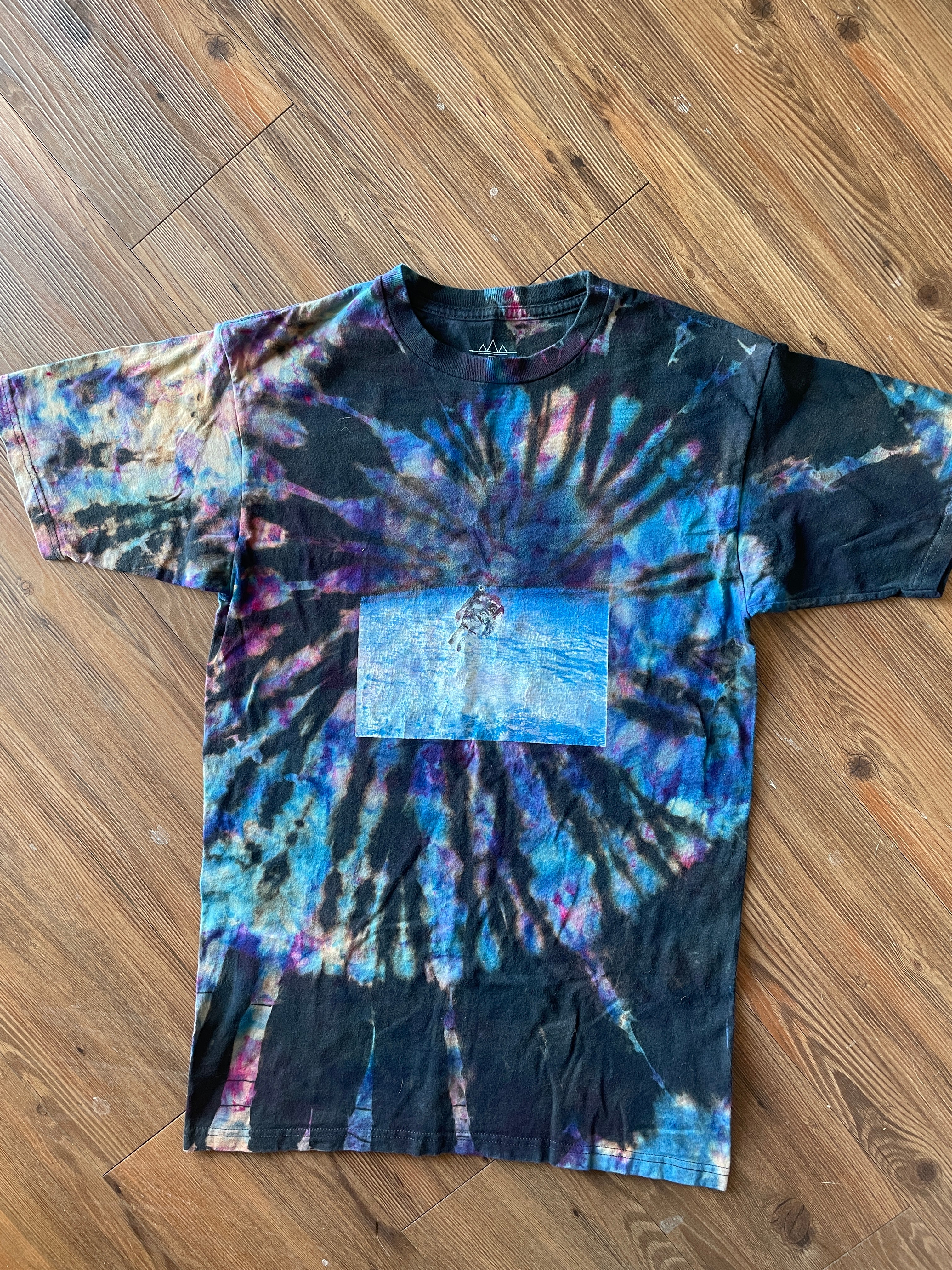 MEDIUM Men’s Astronaut Lost in Space Tie Dye T-Shirt | Galaxy Reverse Tie Dye Short Sleeve