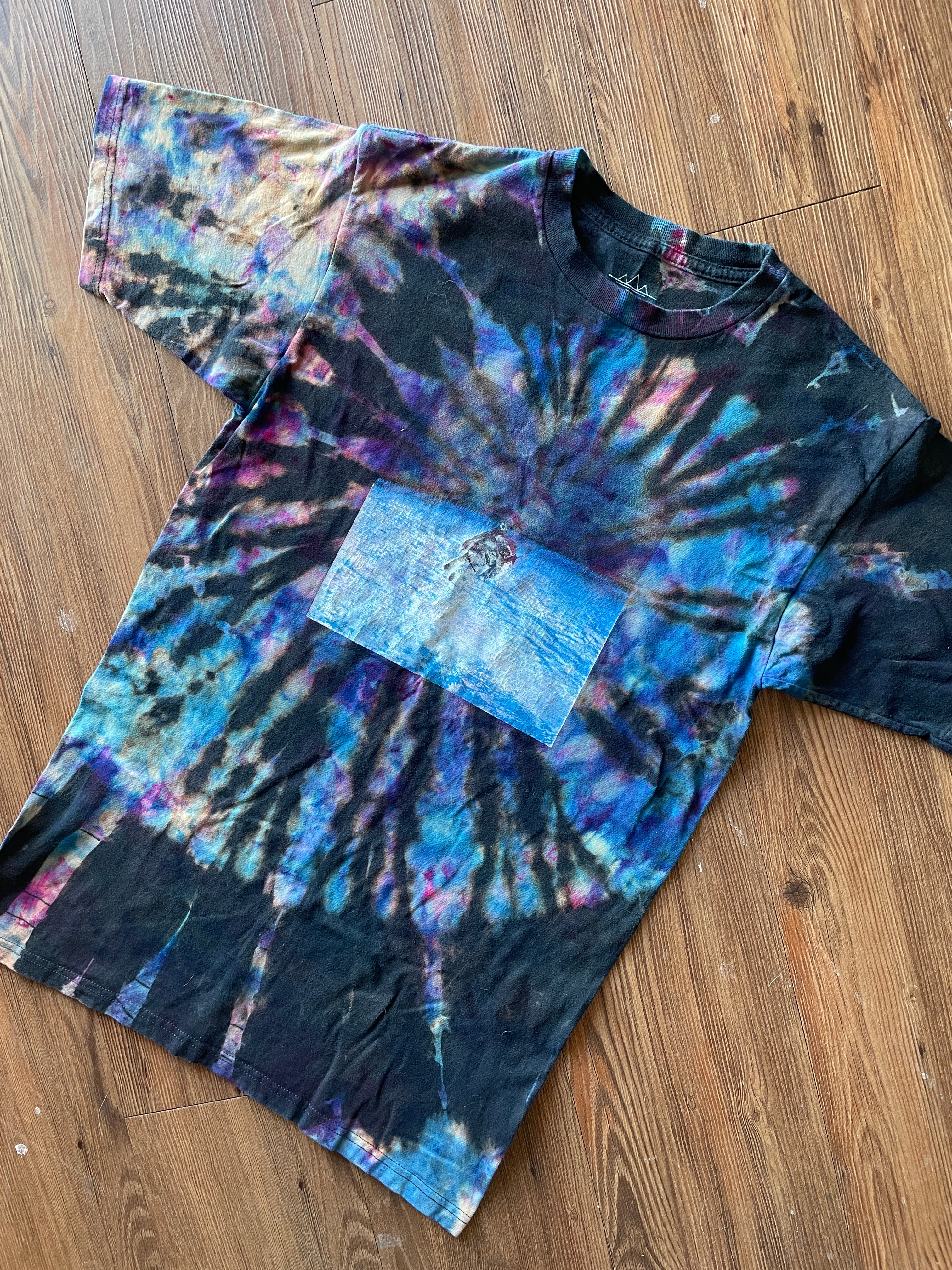MEDIUM Men’s Astronaut Lost in Space Tie Dye T-Shirt | Galaxy Reverse Tie Dye Short Sleeve