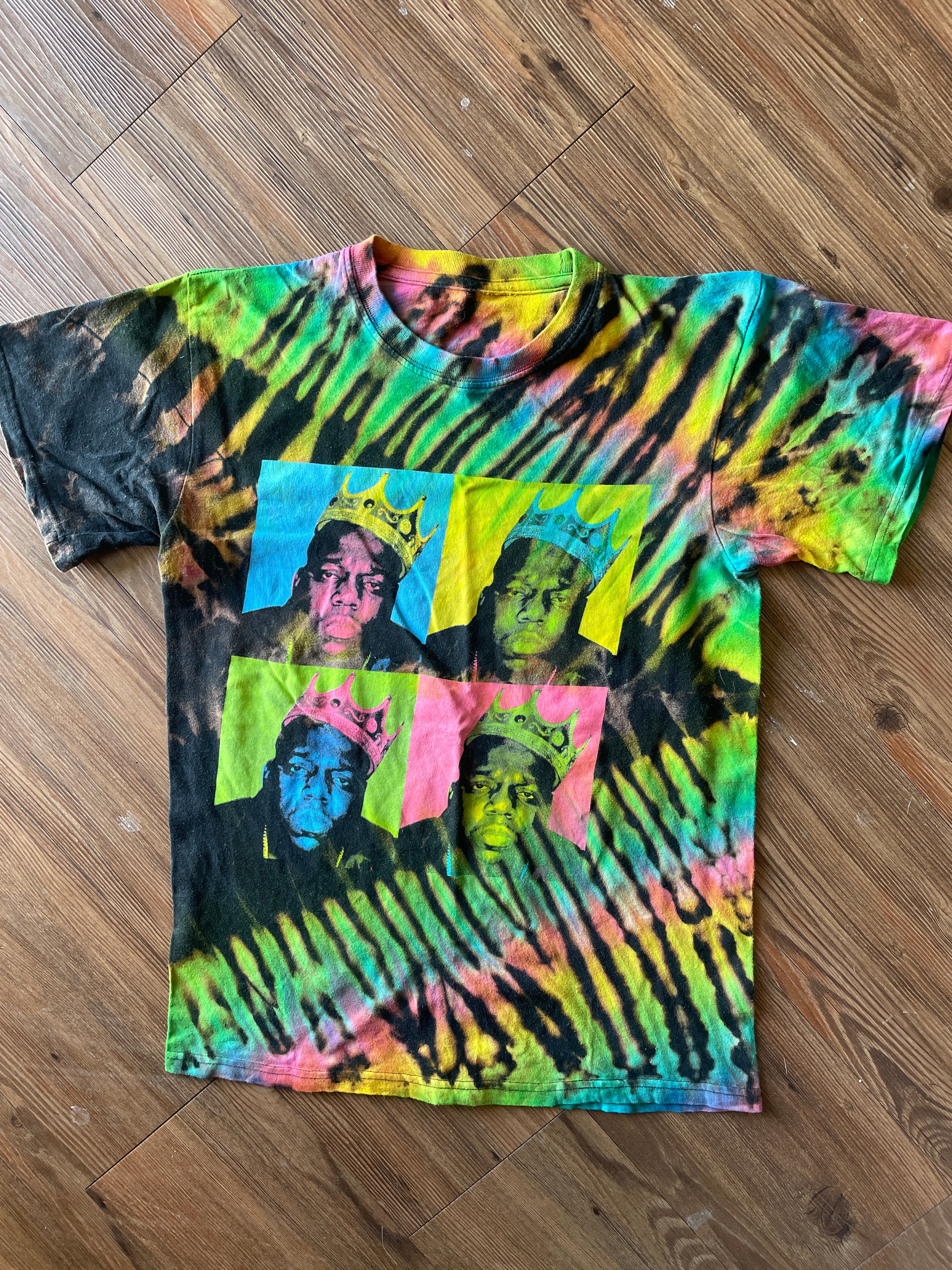 MEDIUM Men’s Neon Biggie Smalls Reverse Tie Dye T-Shirt | Notorious B.I.G. Reverse Tie Dye Short Sleeve