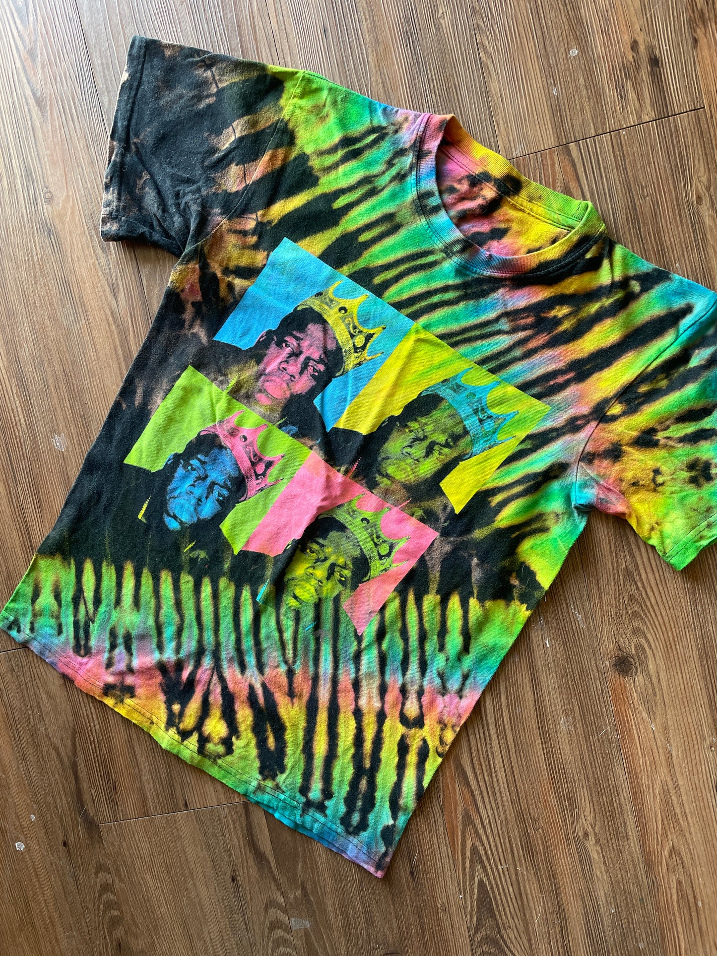 MEDIUM Men’s Neon Biggie Smalls Reverse Tie Dye T-Shirt | Notorious B.I.G. Reverse Tie Dye Short Sleeve