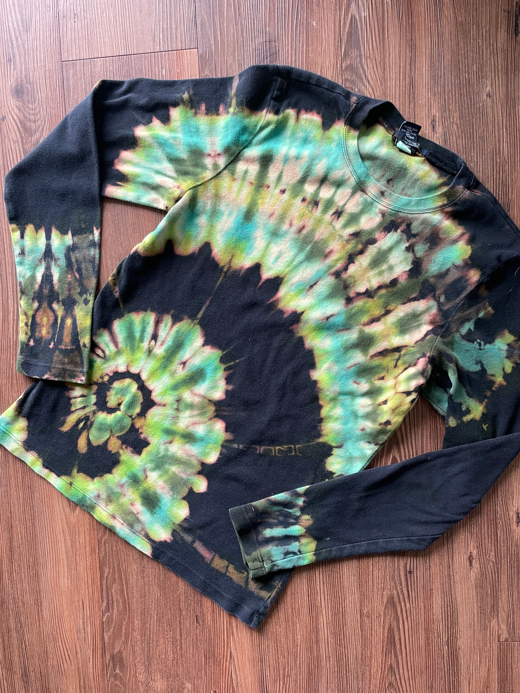 XL Women’s Gap Favorites Handmade Tie Dye Long Sleeve T-Shirt | Black and Green Spiral Tie Dye Long Sleeve Sleeve