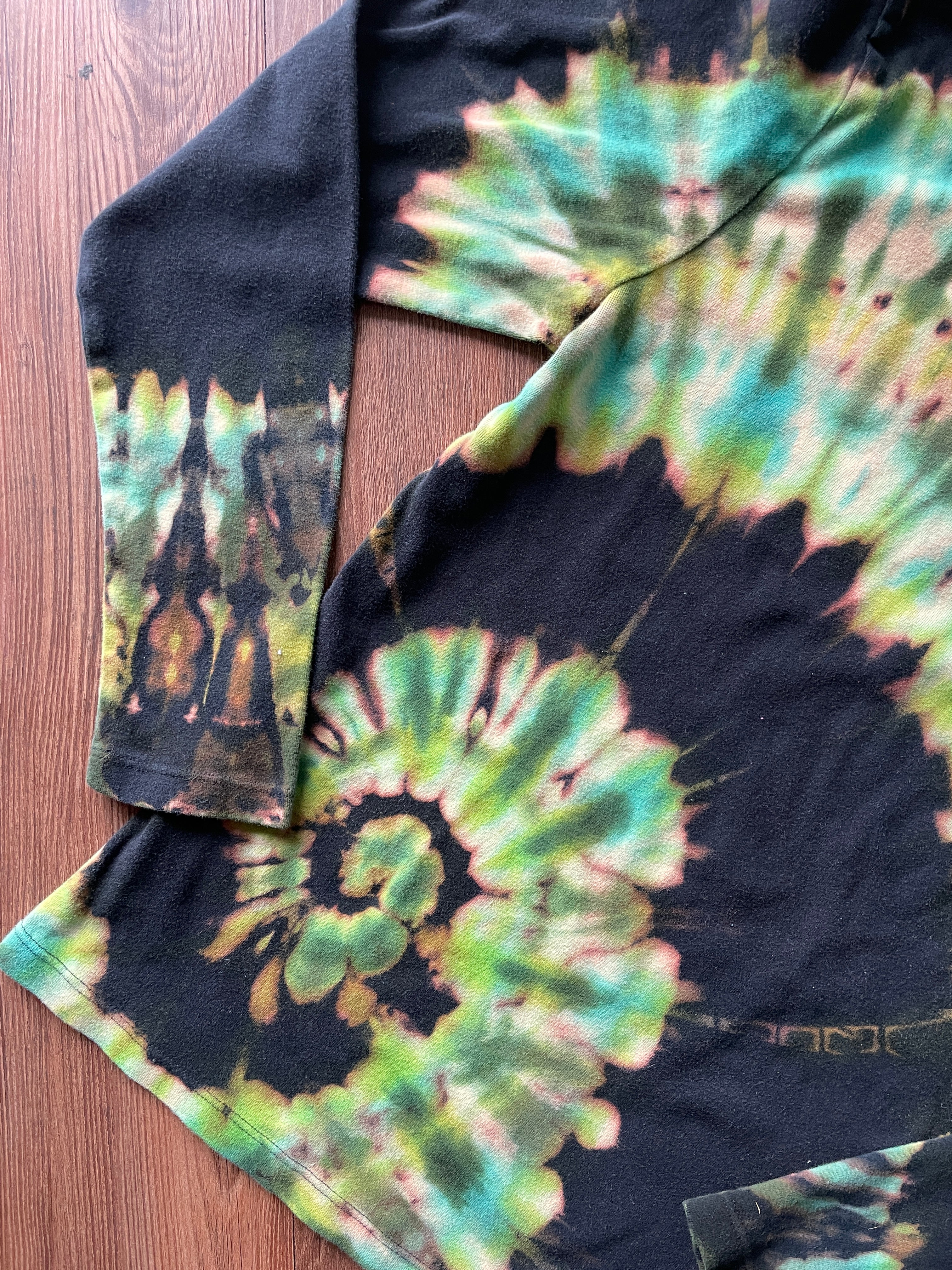 XL Women’s Gap Favorites Handmade Tie Dye Long Sleeve T-Shirt | Black and Green Spiral Tie Dye Long Sleeve Sleeve