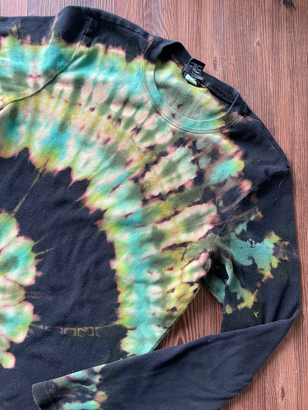 XL Women’s Gap Favorites Handmade Tie Dye Long Sleeve T-Shirt | Black and Green Spiral Tie Dye Long Sleeve Sleeve