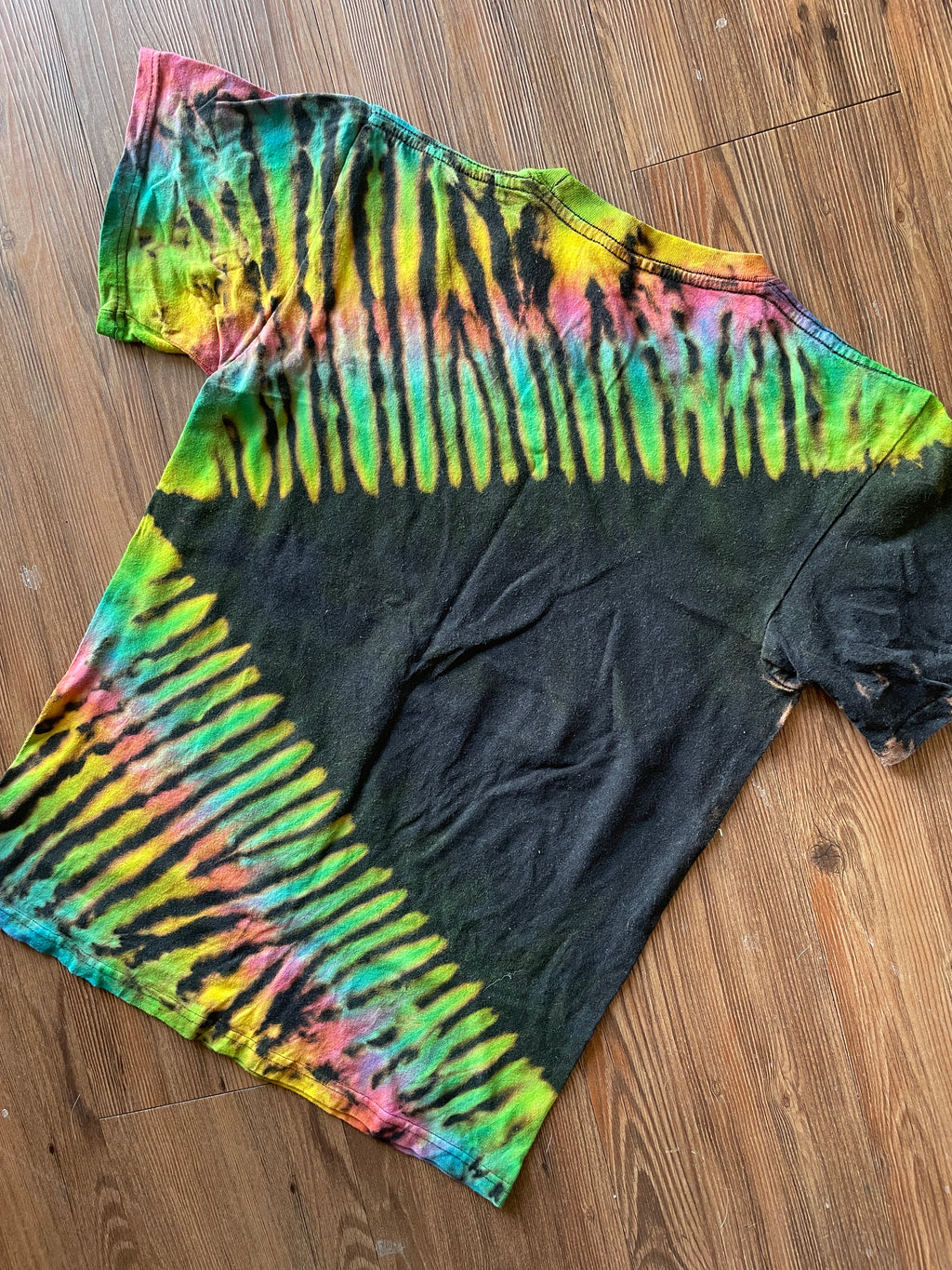 MEDIUM Men’s Neon Biggie Smalls Reverse Tie Dye T-Shirt | Notorious B.I.G. Reverse Tie Dye Short Sleeve