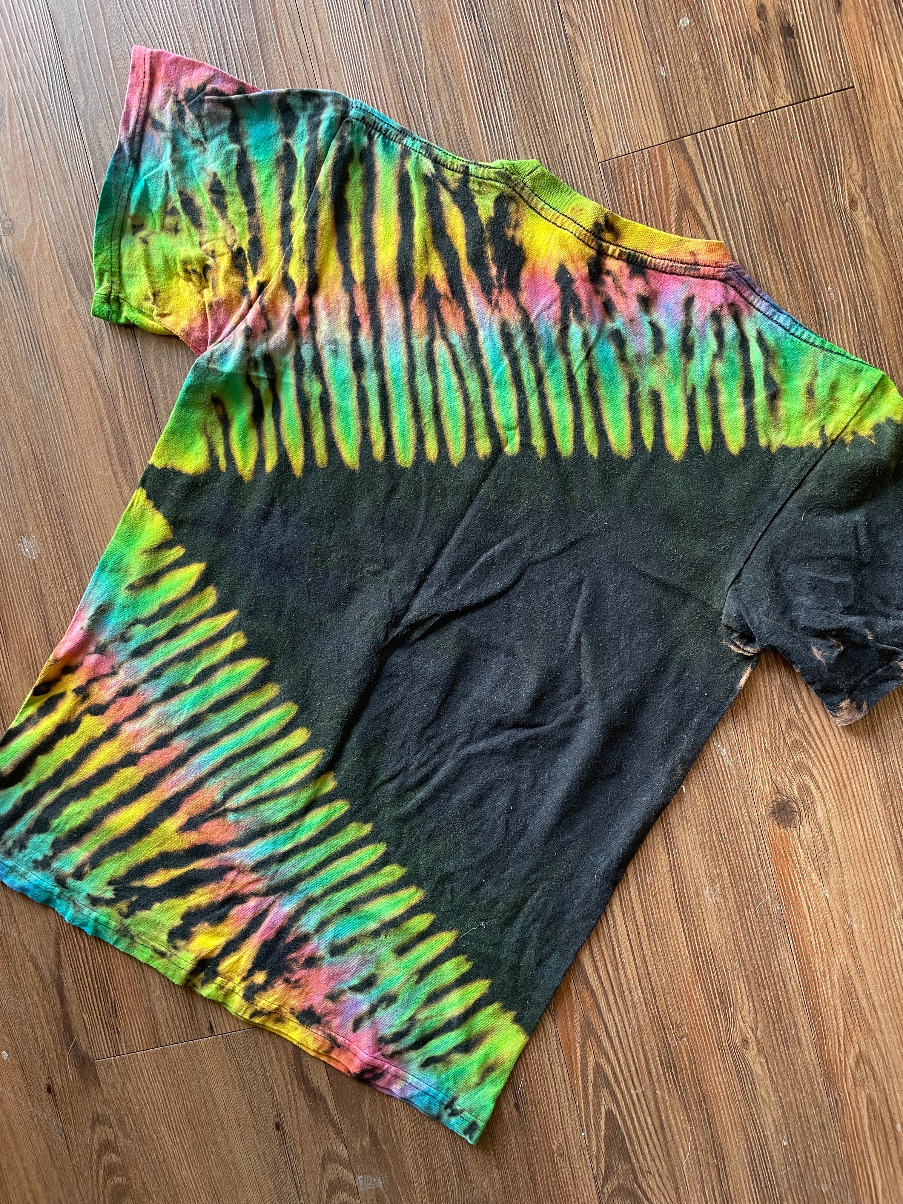 MEDIUM Men’s Neon Biggie Smalls Reverse Tie Dye T-Shirt | Notorious B.I.G. Reverse Tie Dye Short Sleeve