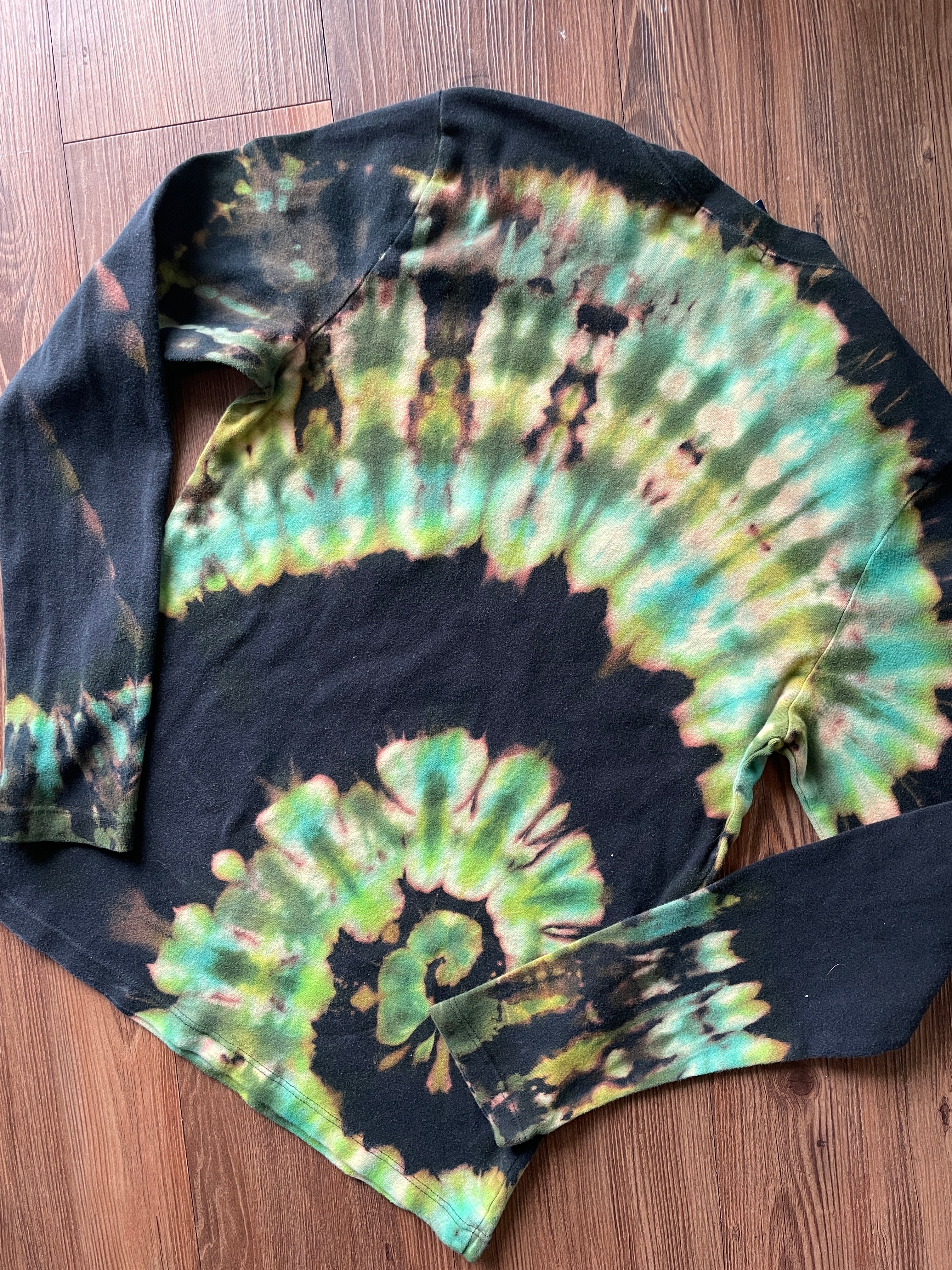 XL Women’s Gap Favorites Handmade Tie Dye Long Sleeve T-Shirt | Black and Green Spiral Tie Dye Long Sleeve Sleeve