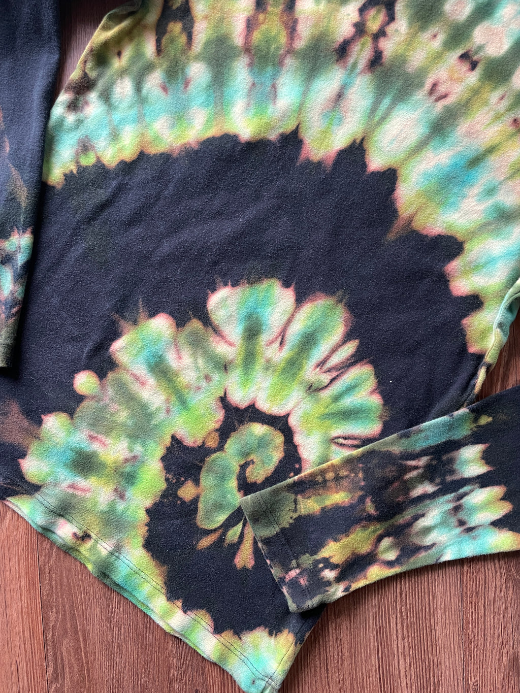 XL Women’s Gap Favorites Handmade Tie Dye Long Sleeve T-Shirt | Black and Green Spiral Tie Dye Long Sleeve Sleeve