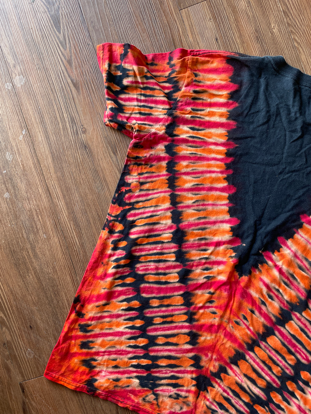 LARGE Men’s Red and White Lion Reverse Tie Dye T-Shirt | Orange and Red Bleach Dye Short Sleeve