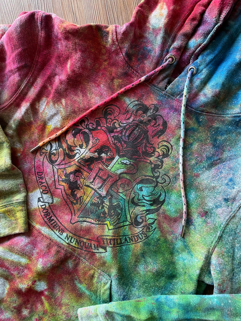 MEDIUM Men’s Hogwarts Coat of Arms Galaxy Tie Dye Sweatshirt | Gryffindor Slytherin Hufflepuff Ravenclaw Rainbow Ice Dye Hoodie