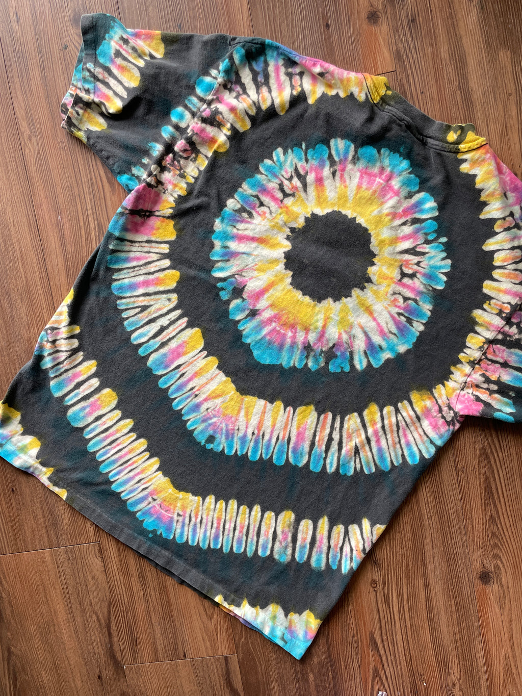 XL Men’s Hard Rock Cafe Los Angeles Handmade Reverse Tie Dye T-Shirt | Blue, Pink, and Yellow Pleated Tie Dye Short Sleeve