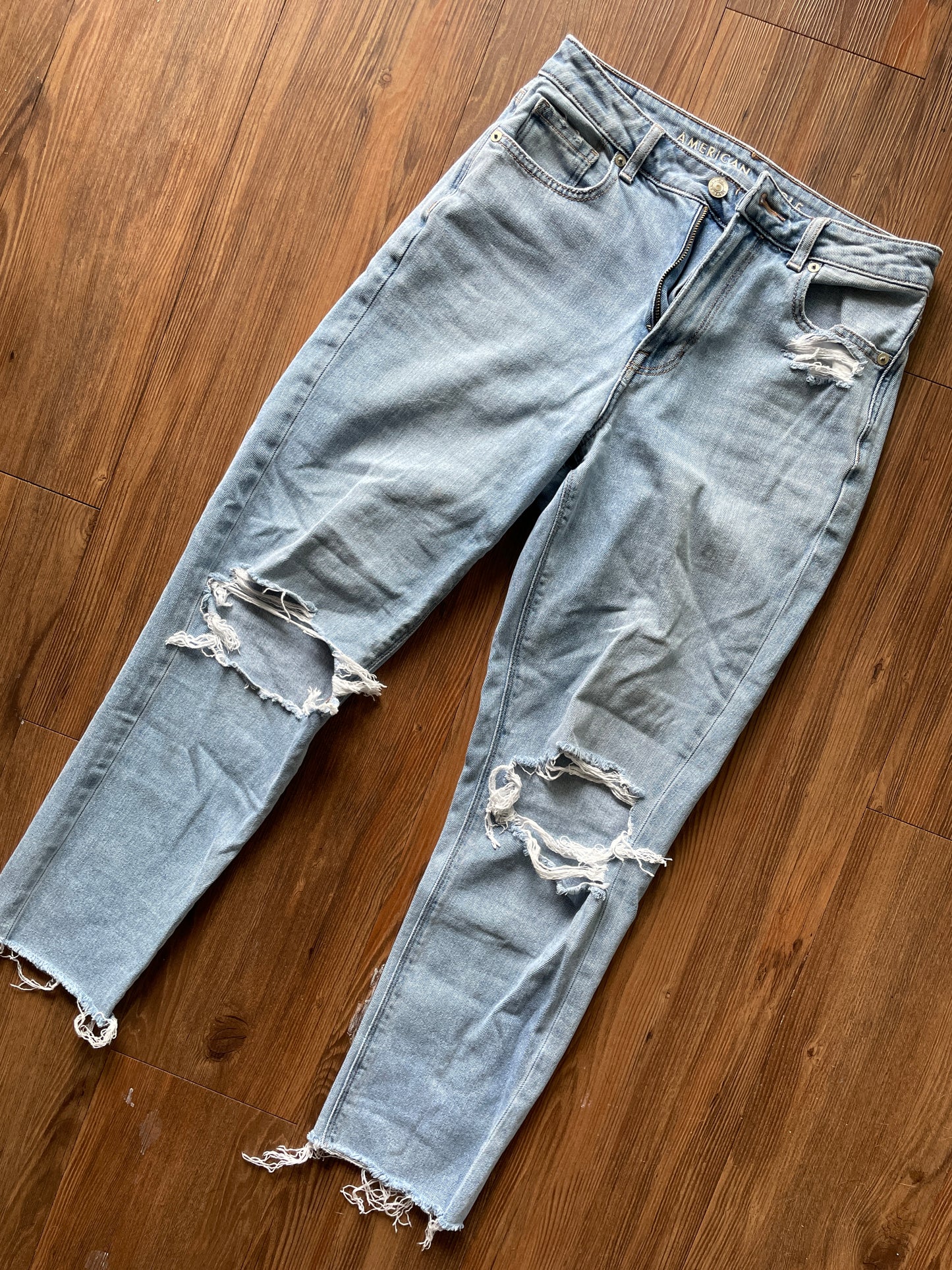 Women's Size 4 Light Wash Distressed American Eagle Mom Jeans