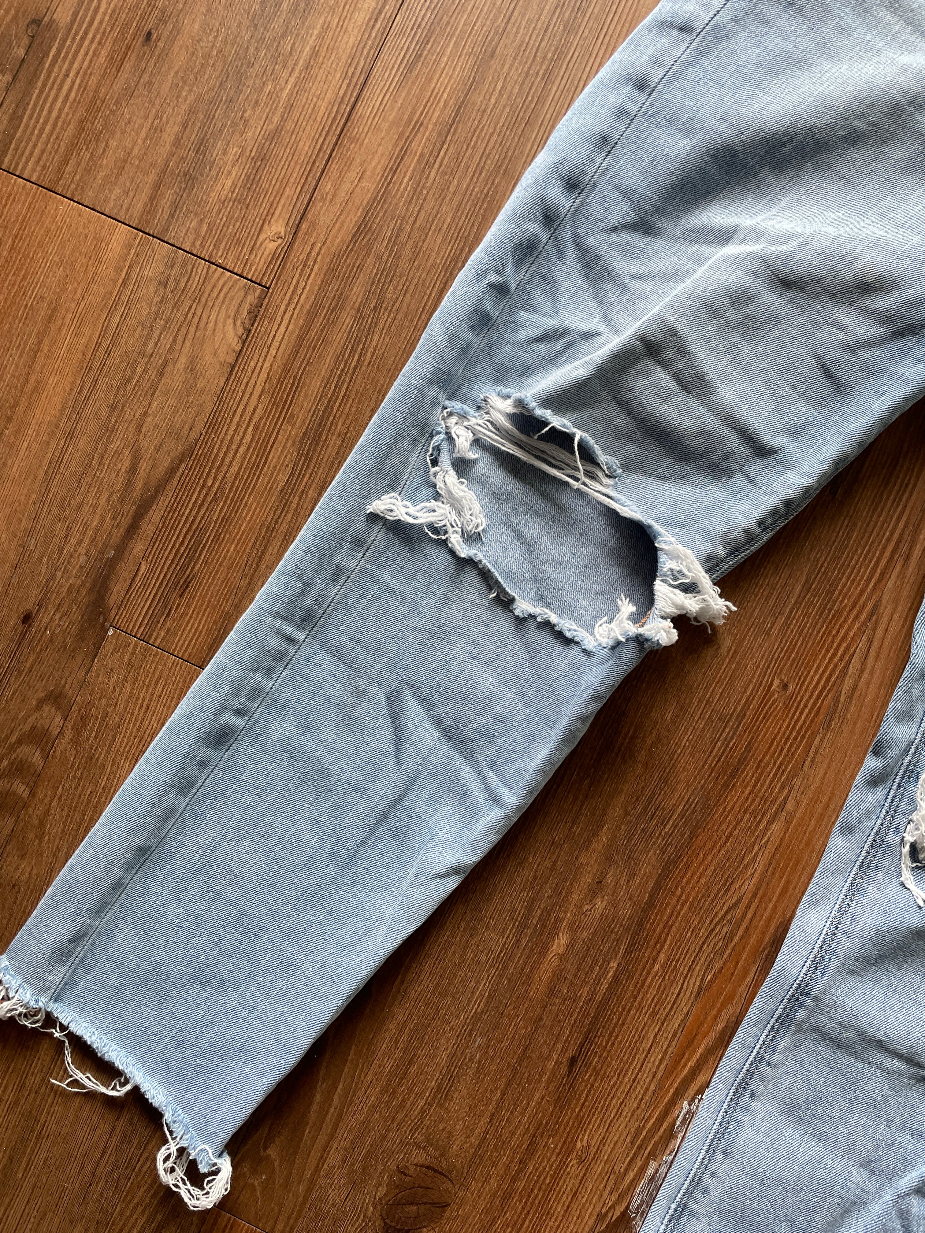 Women's Size 4 Light Wash Distressed American Eagle Mom Jeans
