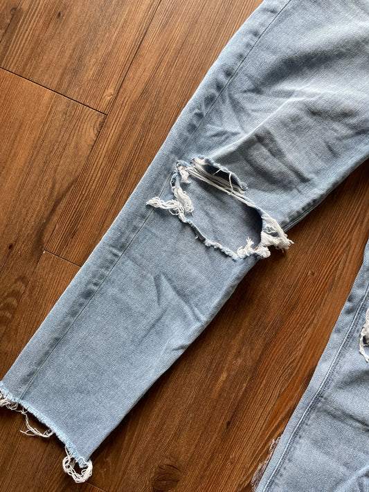 Women's Size 4 Light Wash Distressed American Eagle Mom Jeans