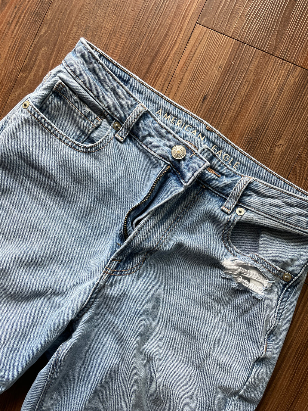 Women's Size 4 Light Wash Distressed American Eagle Mom Jeans