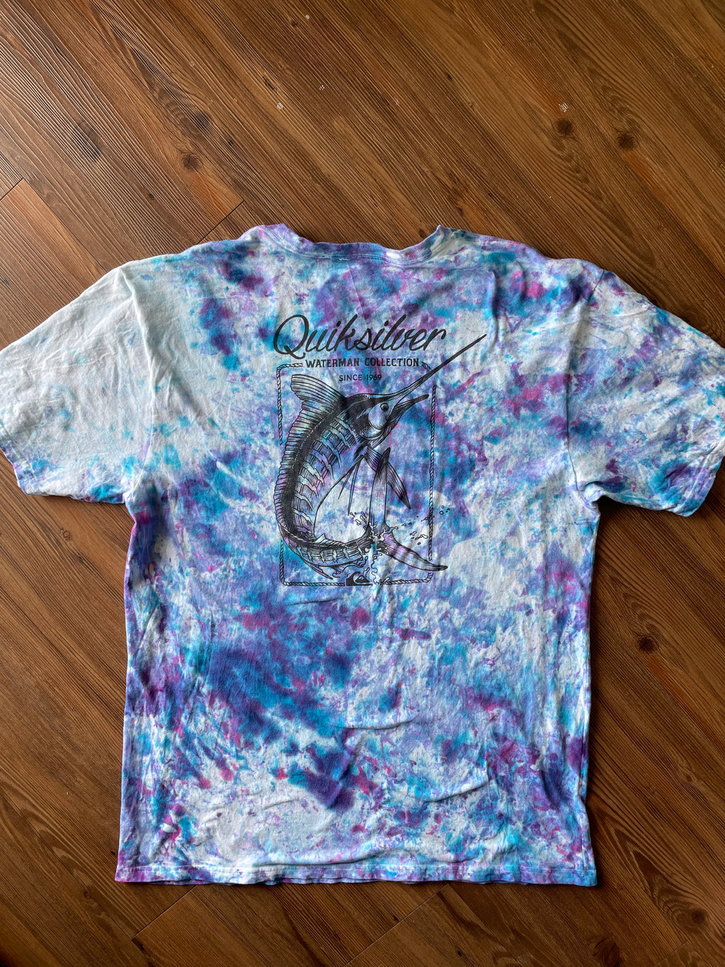 XL Men’s Quiksilver Waterman Collection Tie Dye T-Shirt | Deep Water Fishing Tie Dye Short Sleeve