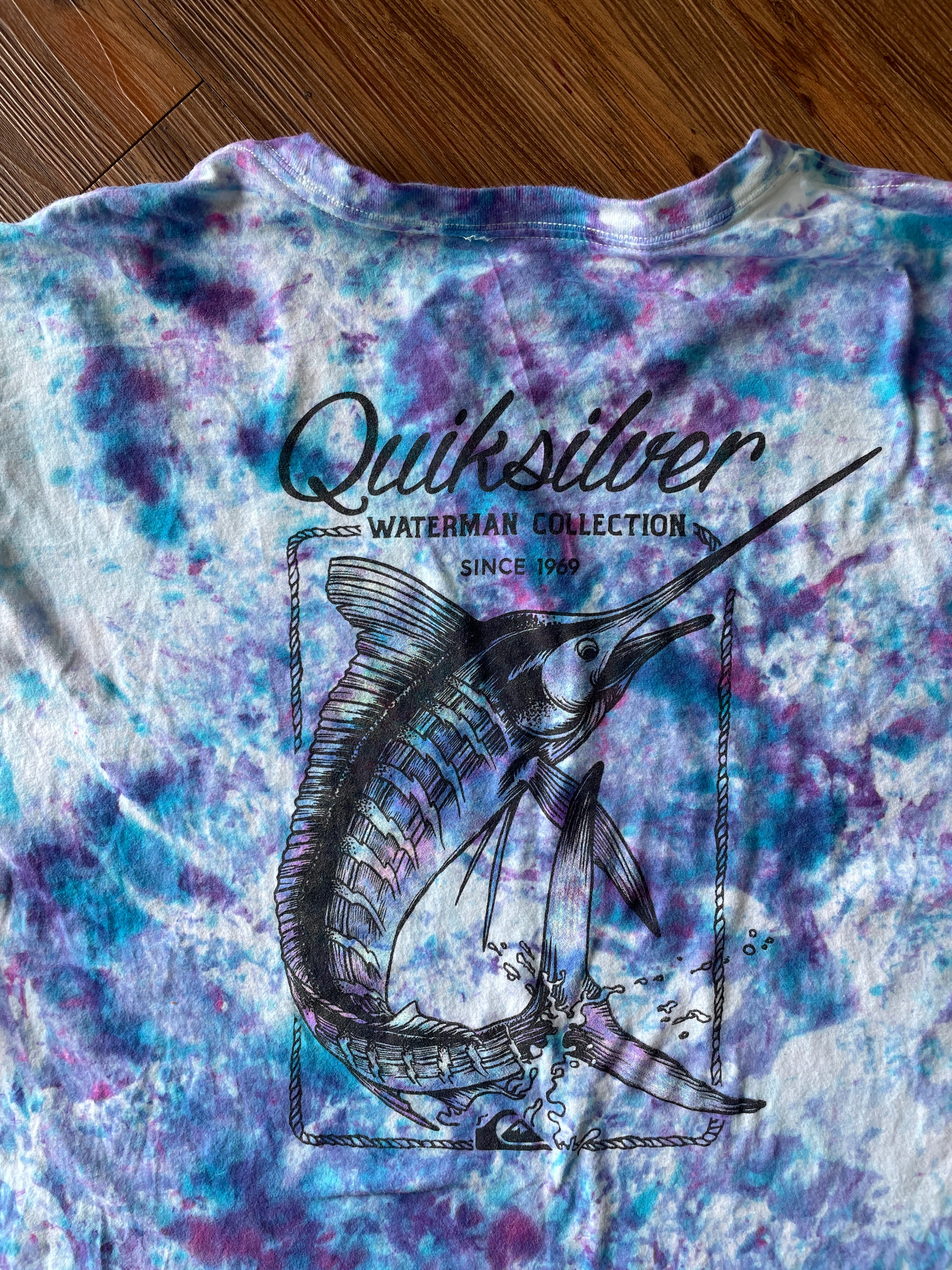 XL Men’s Quiksilver Waterman Collection Tie Dye T-Shirt | Deep Water Fishing Tie Dye Short Sleeve