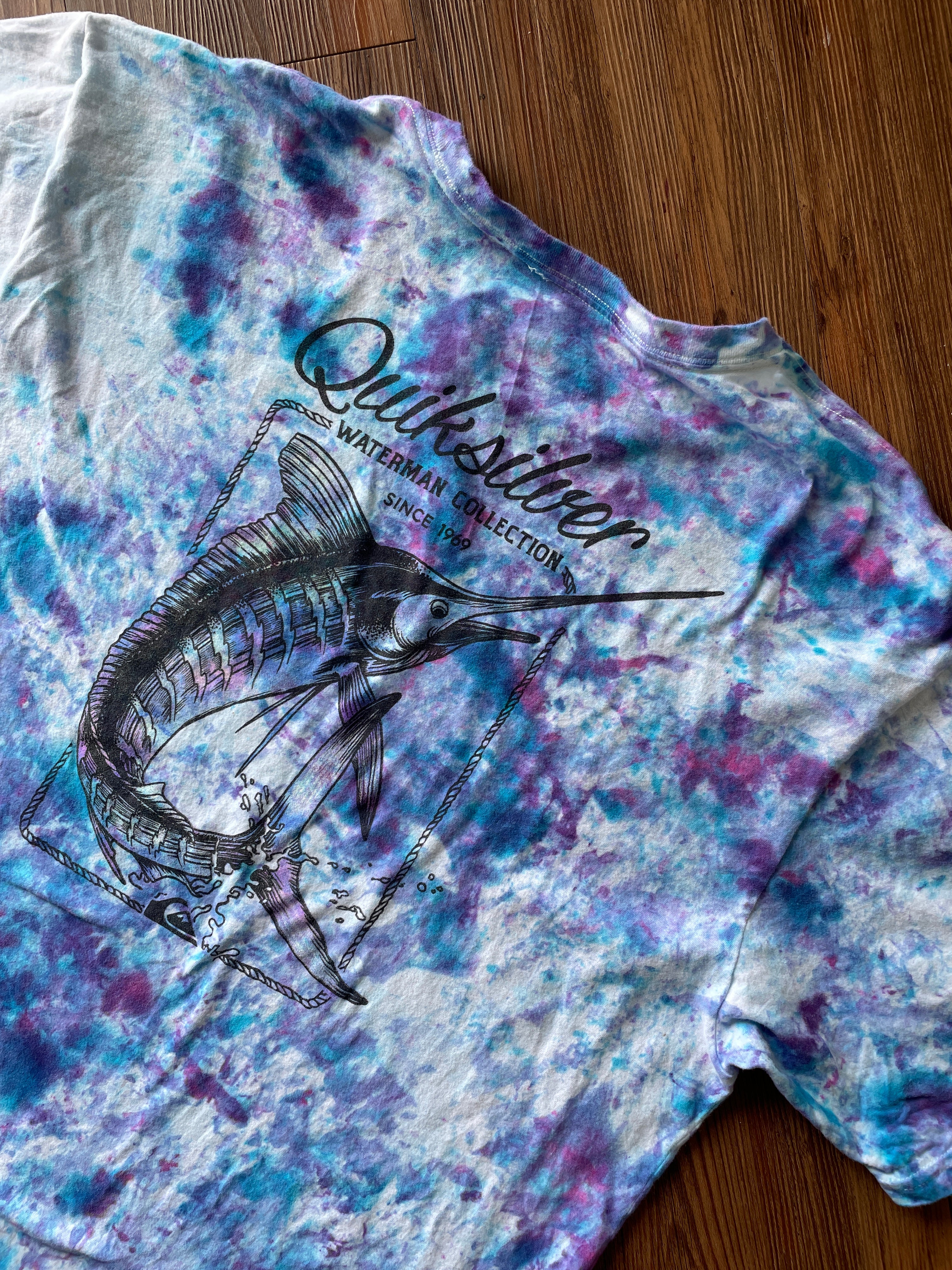 XL Men’s Quiksilver Waterman Collection Tie Dye T-Shirt | Deep Water Fishing Tie Dye Short Sleeve