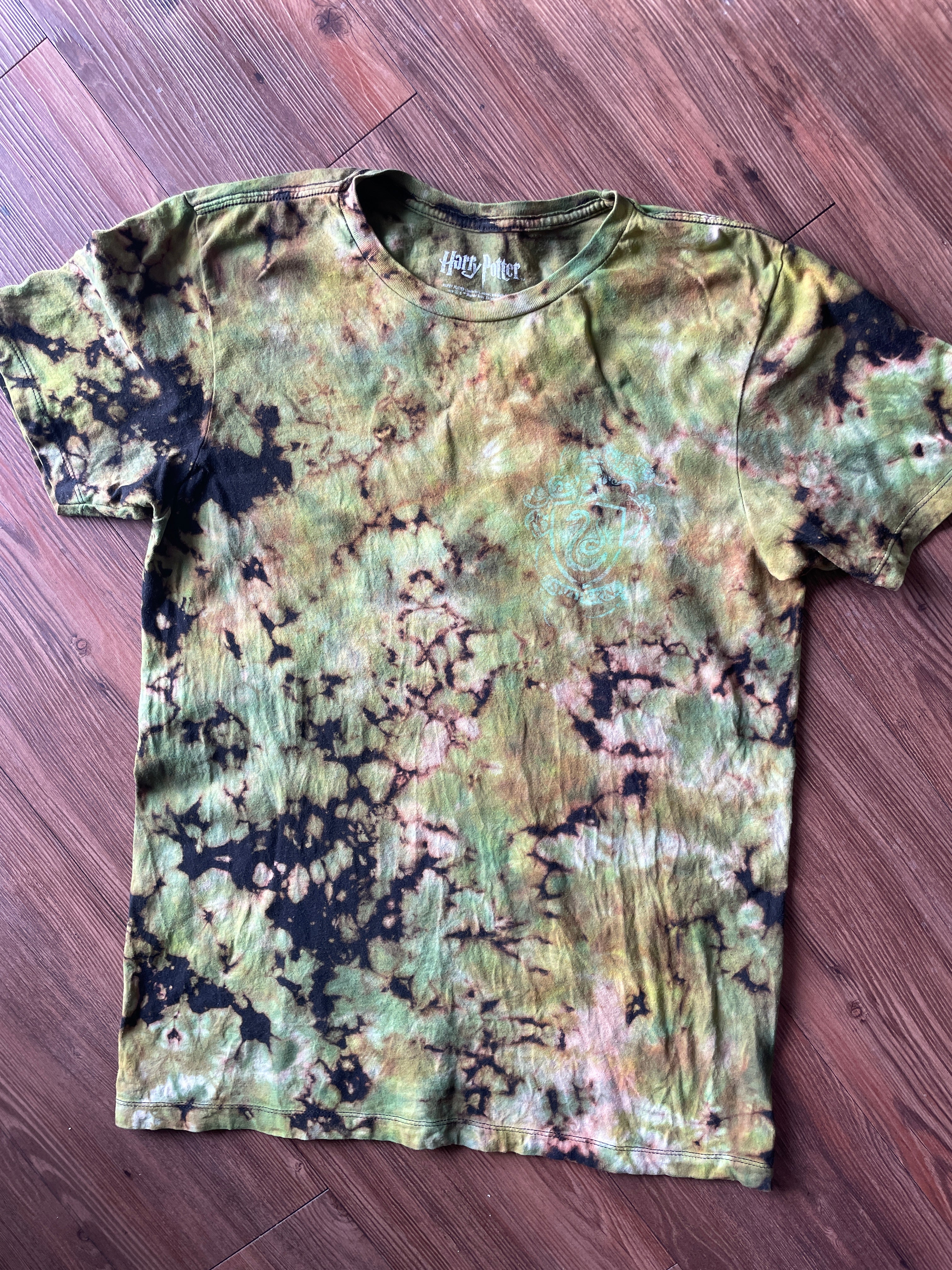 Medium Men’s Slytherin Handmade Tie Dye T-Shirt | Black and Green Hogwarts Crumpled Tie Dye Short Sleeve