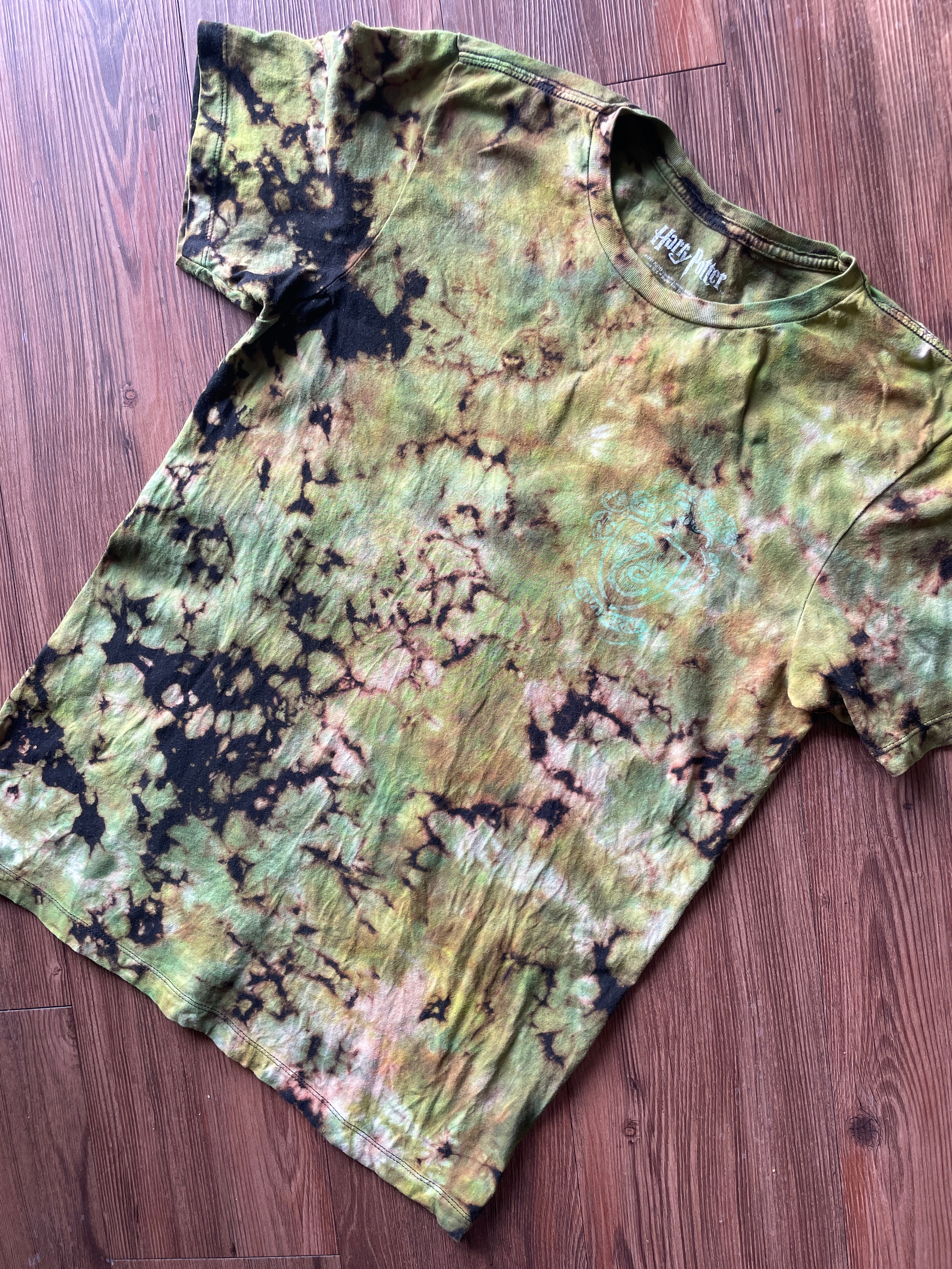 Medium Men’s Slytherin Handmade Tie Dye T-Shirt | Black and Green Hogwarts Crumpled Tie Dye Short Sleeve