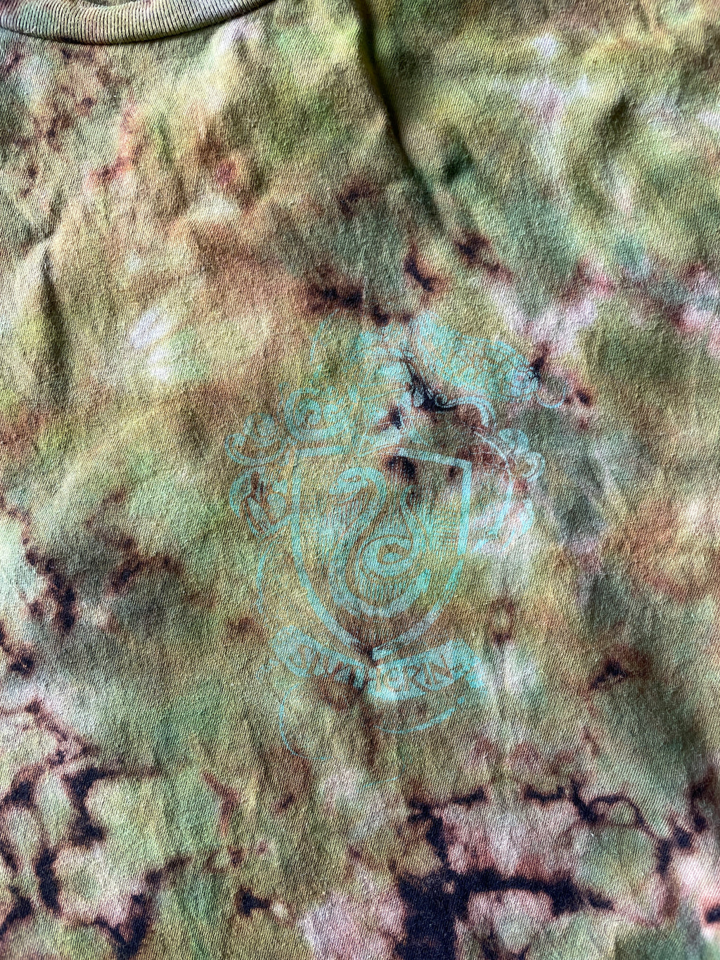 Medium Men’s Slytherin Handmade Tie Dye T-Shirt | Black and Green Hogwarts Crumpled Tie Dye Short Sleeve