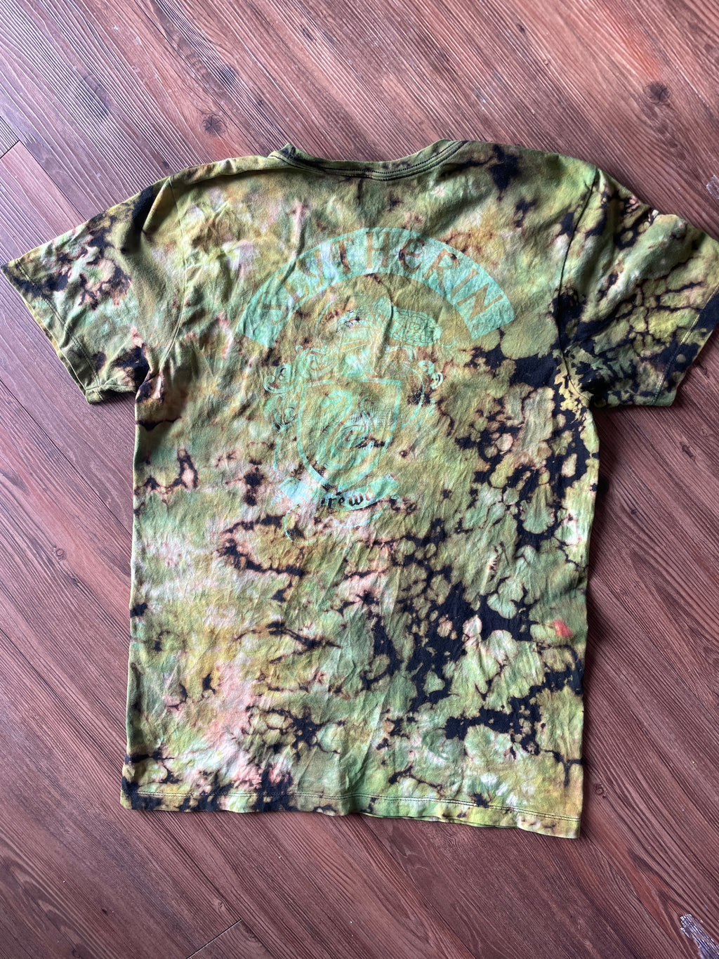 Medium Men’s Slytherin Handmade Tie Dye T-Shirt | Black and Green Hogwarts Crumpled Tie Dye Short Sleeve