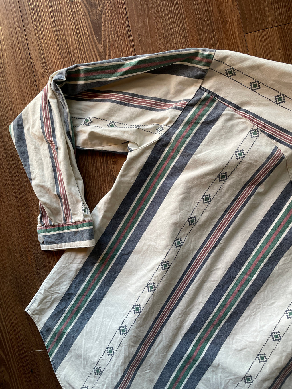 Small Men’s White and Blue Western Button-Up Shirt
