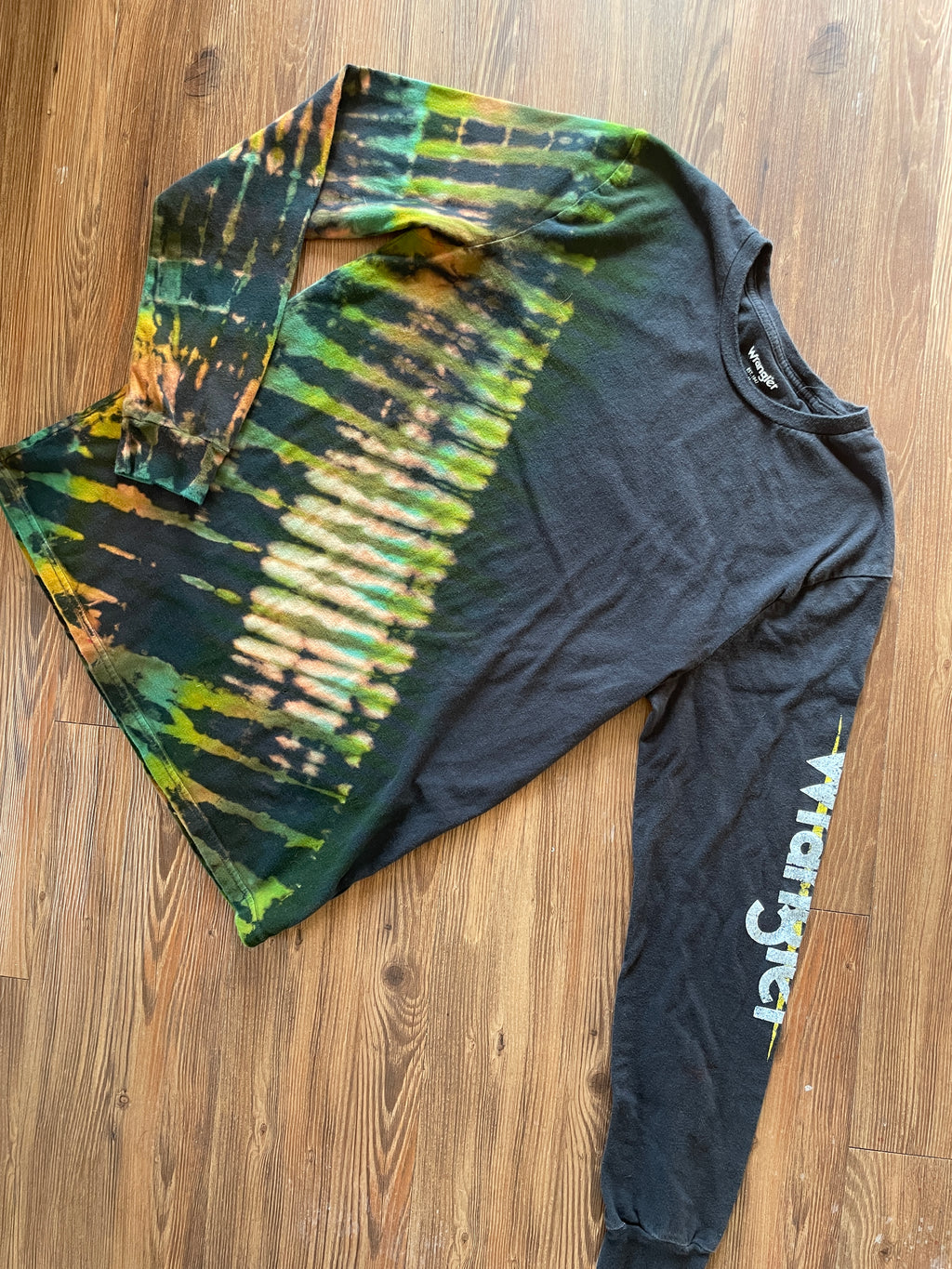 Medium Men’s Wrangler Handmade Tie Dye T-Shirt | Black and Green Pleated Tie Dye Long Sleeve