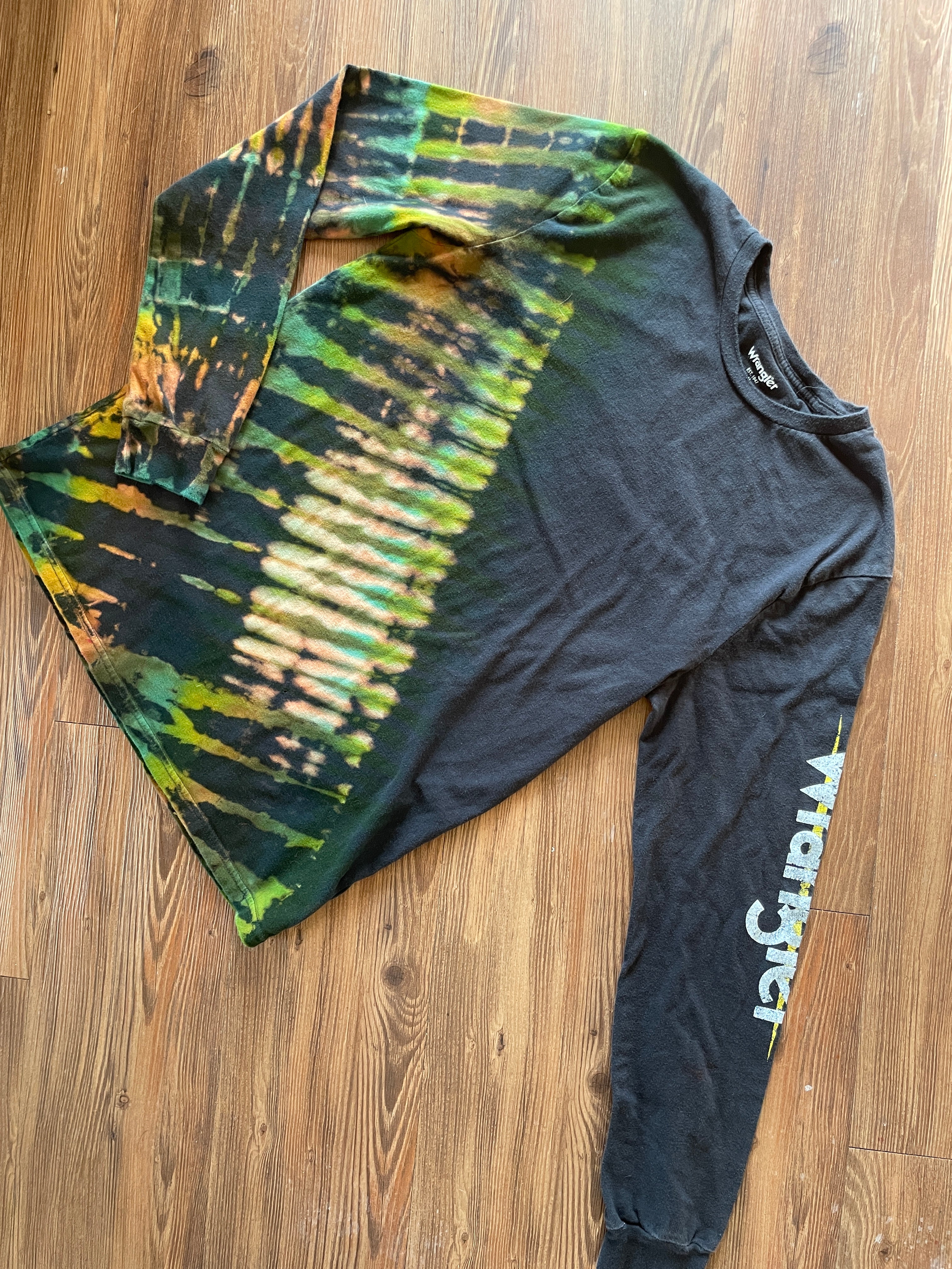Medium Men’s Wrangler Handmade Tie Dye T-Shirt | Black and Green Pleated Tie Dye Long Sleeve