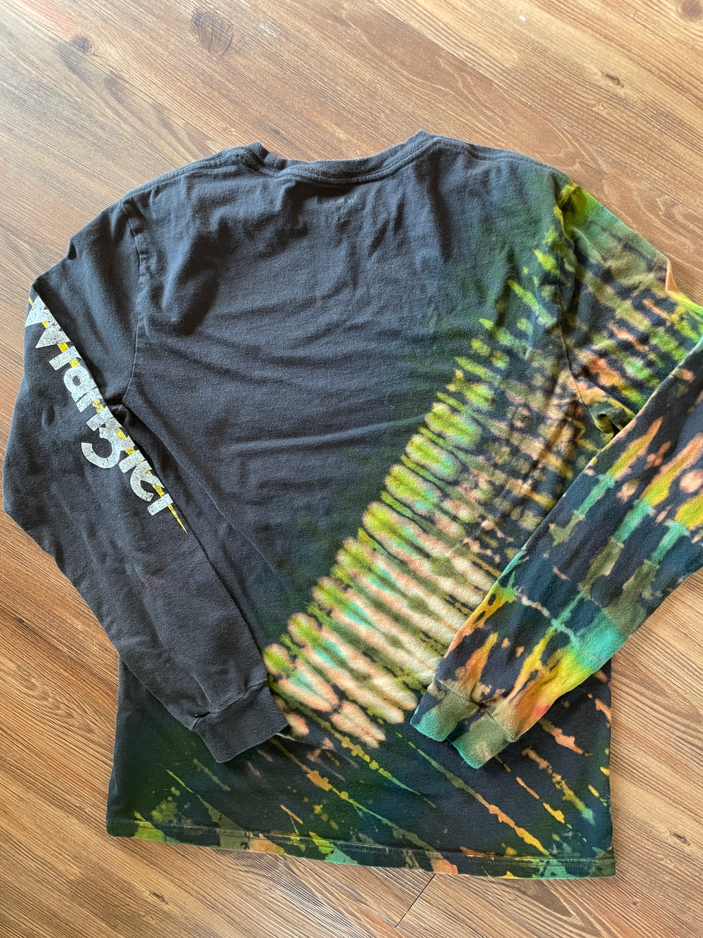 Medium Men’s Wrangler Handmade Tie Dye T-Shirt | Black and Green Pleated Tie Dye Long Sleeve