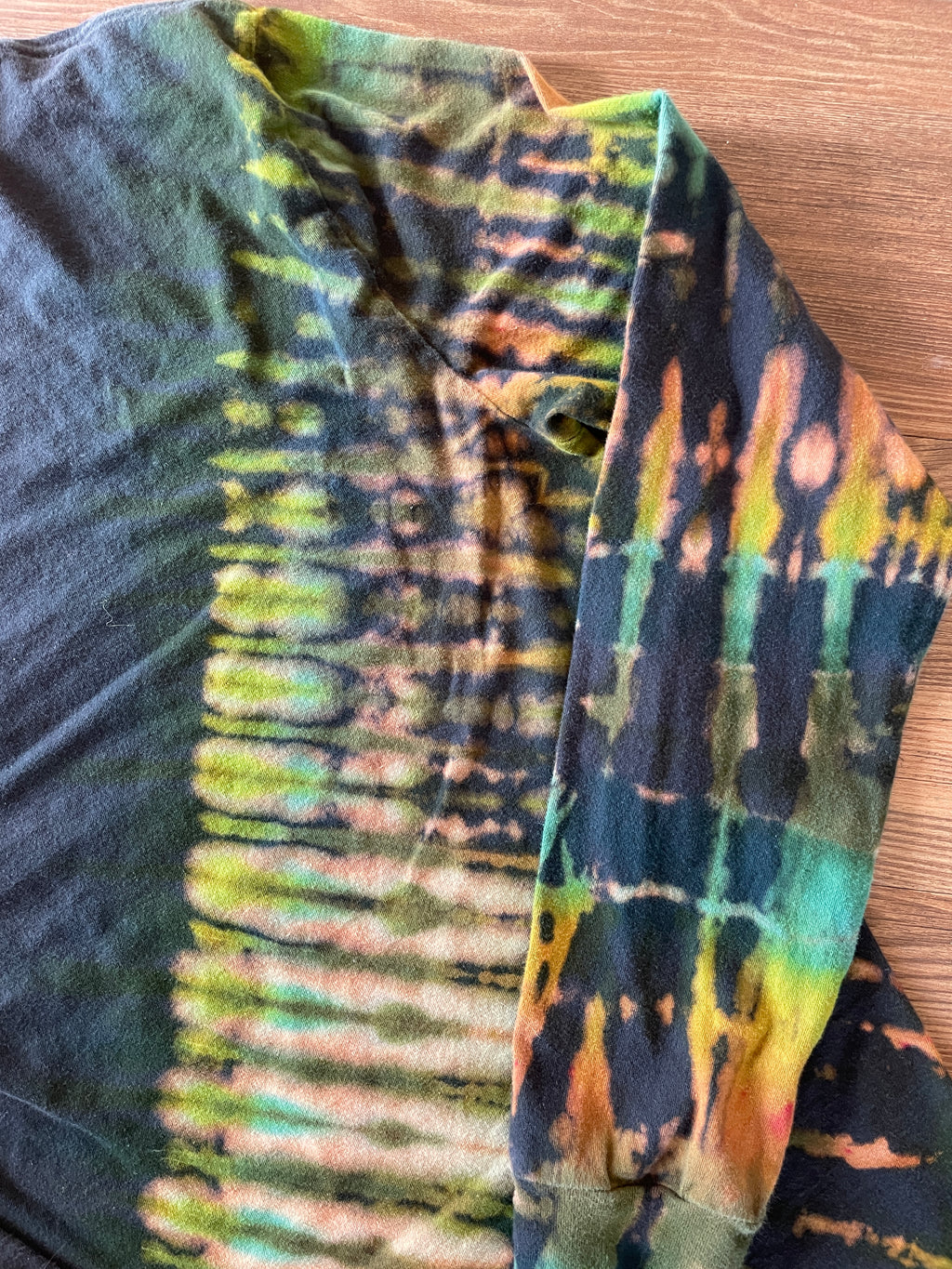 Medium Men’s Wrangler Handmade Tie Dye T-Shirt | Black and Green Pleated Tie Dye Long Sleeve