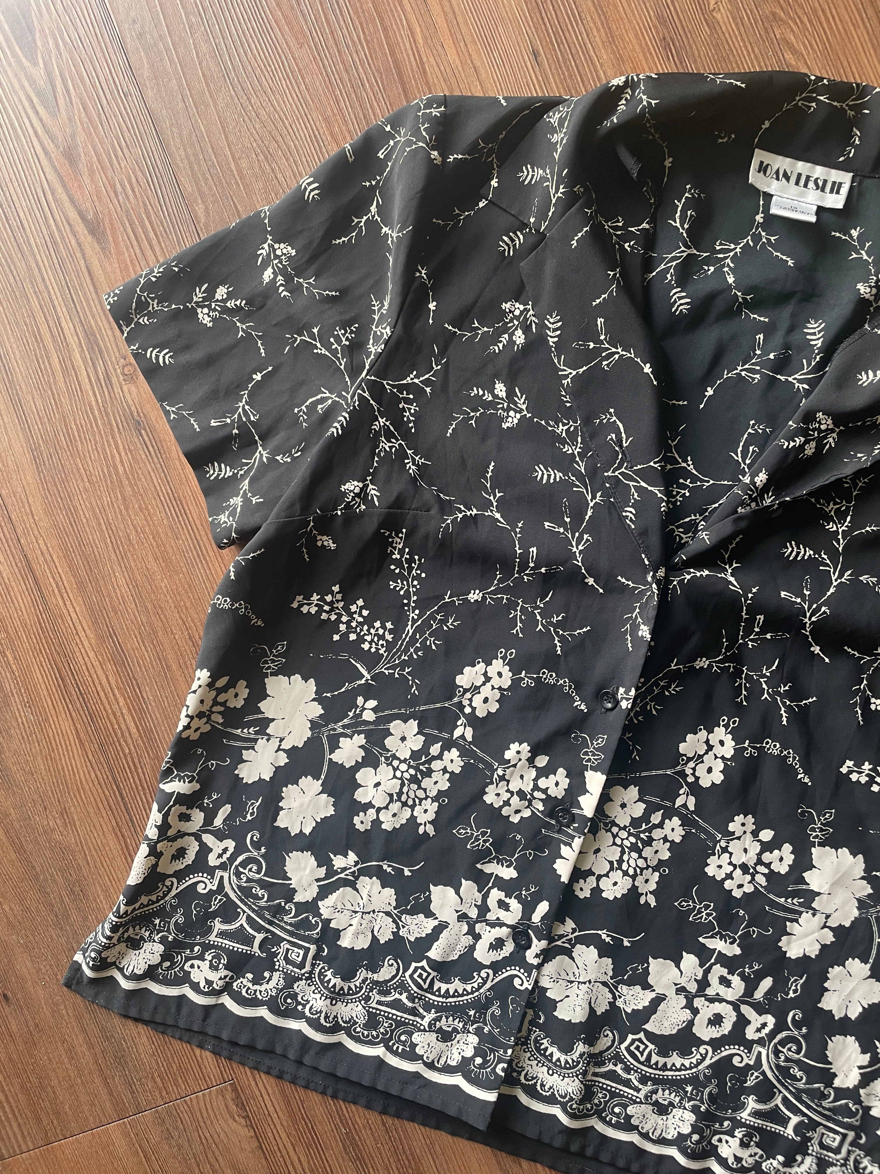 Medium Women's Vintage Joan Leslie Black and White Floral Print Short Sleeve Top