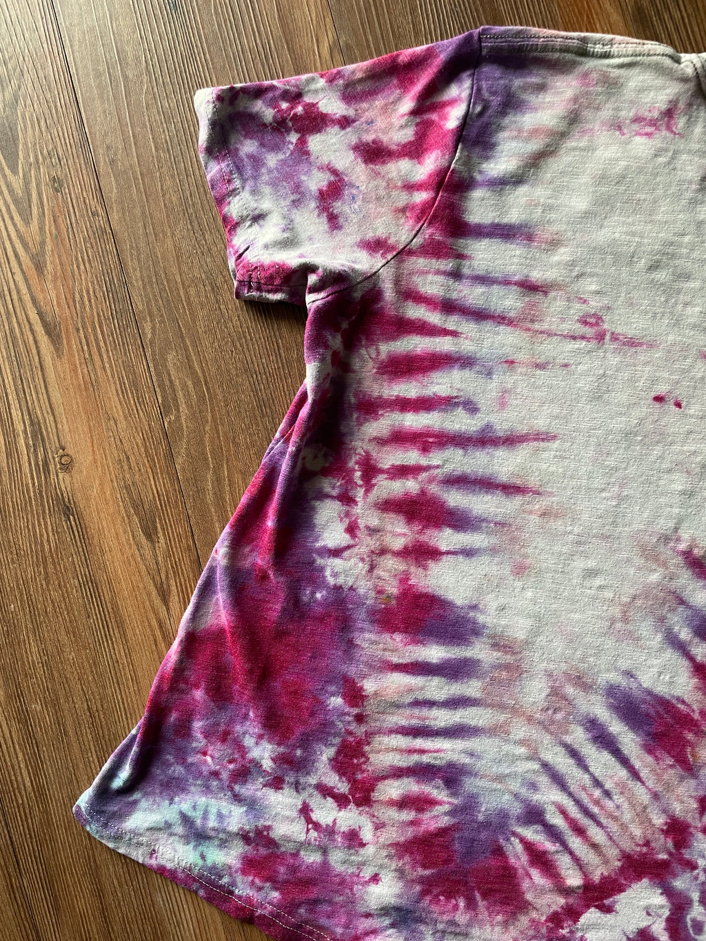 Medium Women’s Jimi Hendrix Tie Dye T-Shirt | Gray, Pink, and Purple Short Sleeve V-Neck