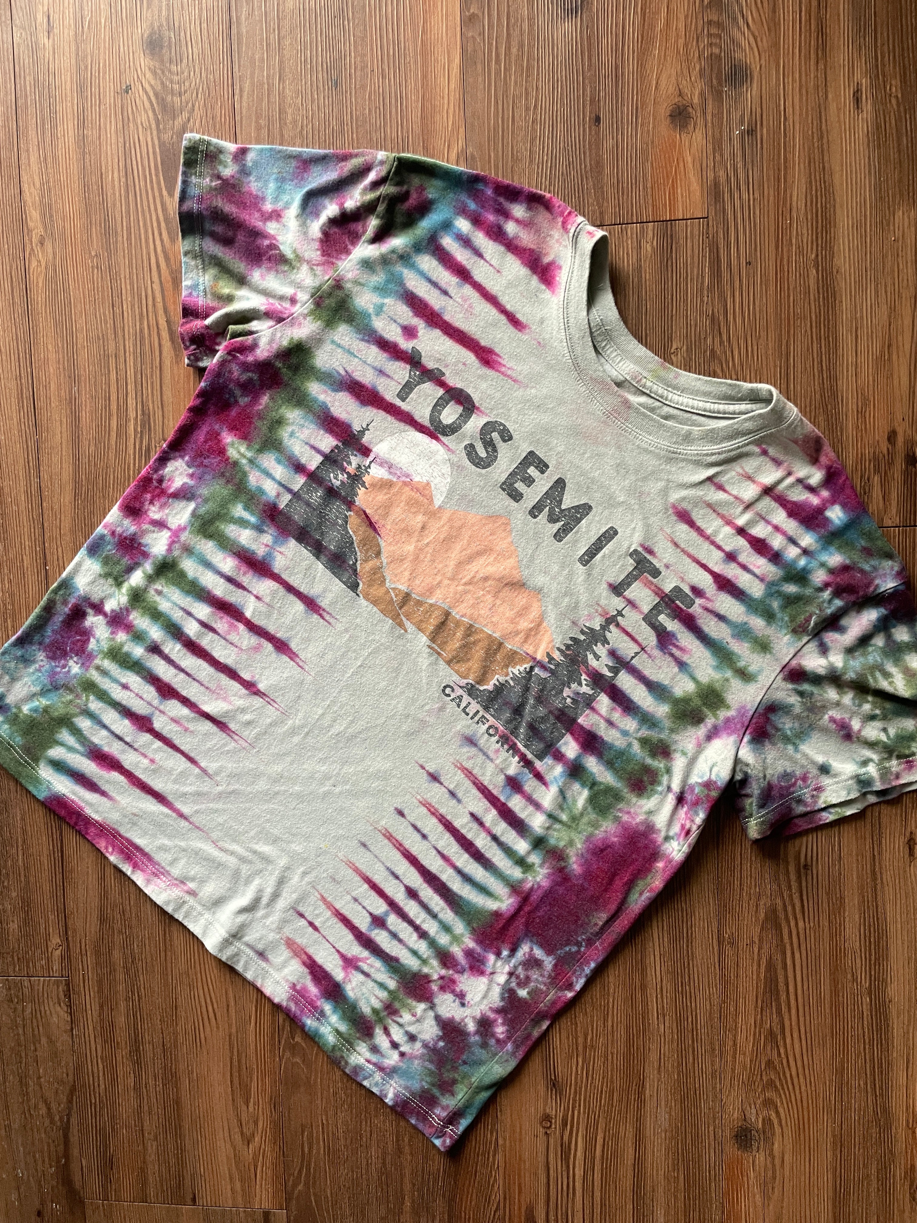 XL Women’s Yosemite California Mountains Tie Dye T-Shirt | Pastel Green Earth Tones Short Sleeve