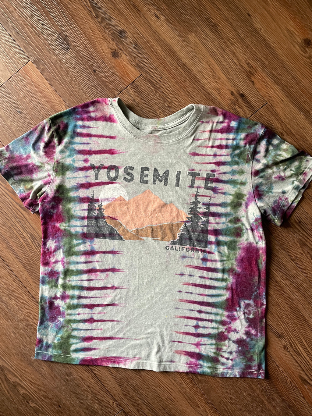 XL Women’s Yosemite California Mountains Tie Dye T-Shirt | Pastel Green Earth Tones Short Sleeve