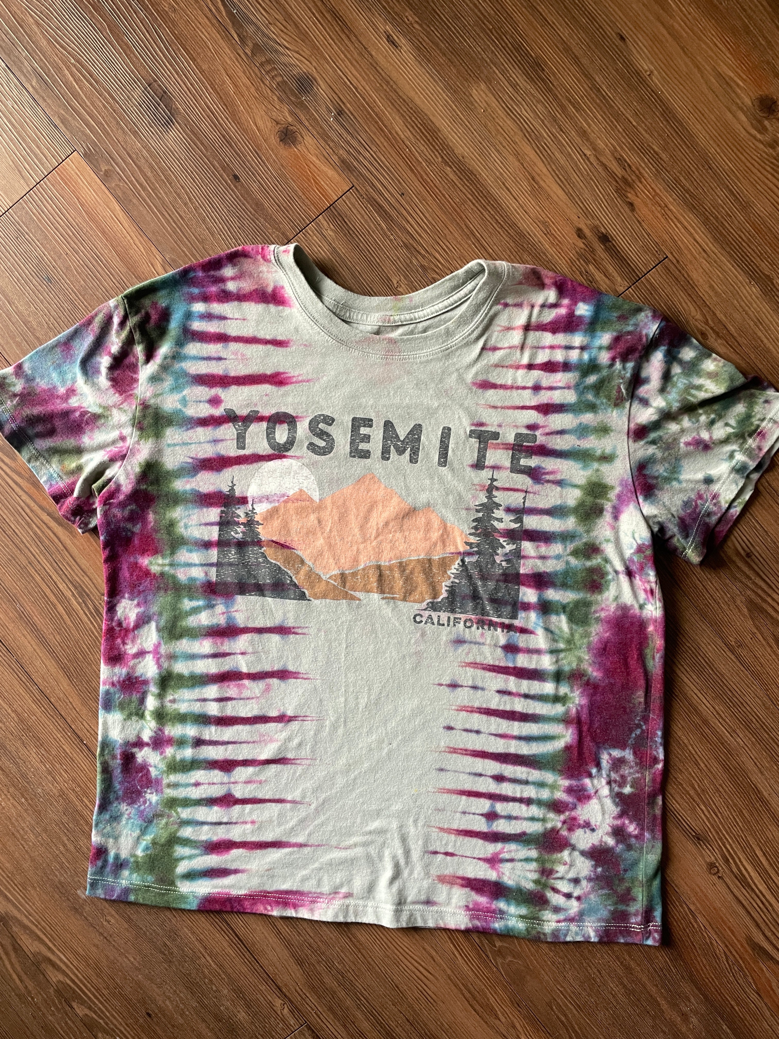 XL Women’s Yosemite California Mountains Tie Dye T-Shirt | Pastel Green Earth Tones Short Sleeve