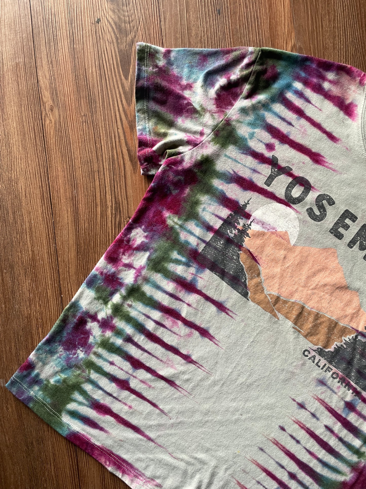 XL Women’s Yosemite California Mountains Tie Dye T-Shirt | Pastel Green Earth Tones Short Sleeve