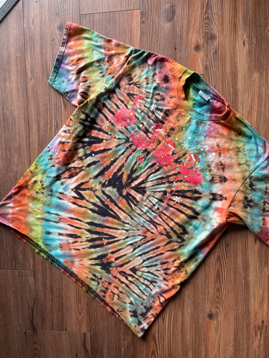 XL Men’s Festive Pink Flamingos Christmas Tie Dye T-Shirt | Black and Pastel Multicolor Pleated Short Sleeve