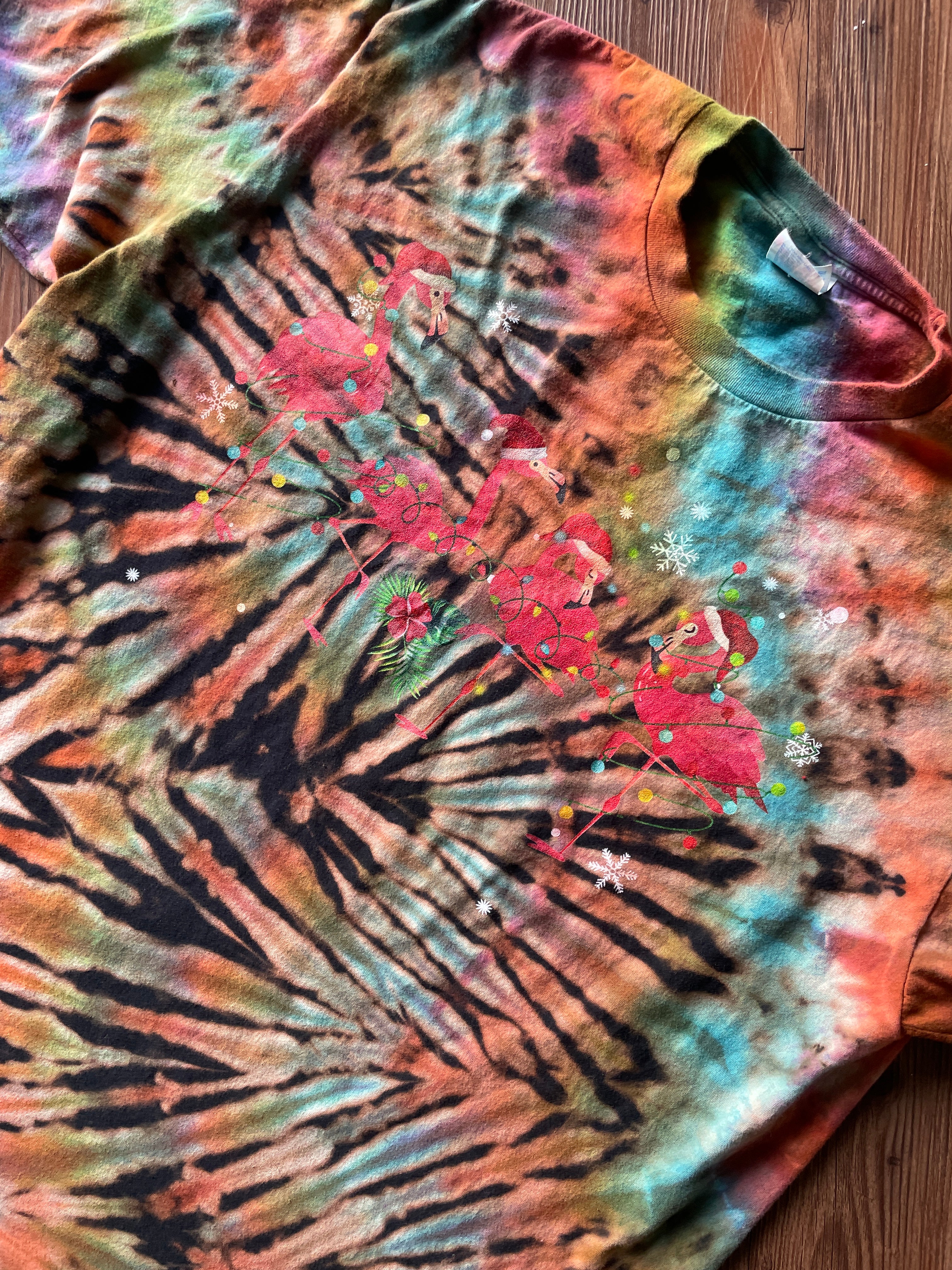 XL Men’s Festive Pink Flamingos Christmas Tie Dye T-Shirt | Black and Pastel Multicolor Pleated Short Sleeve