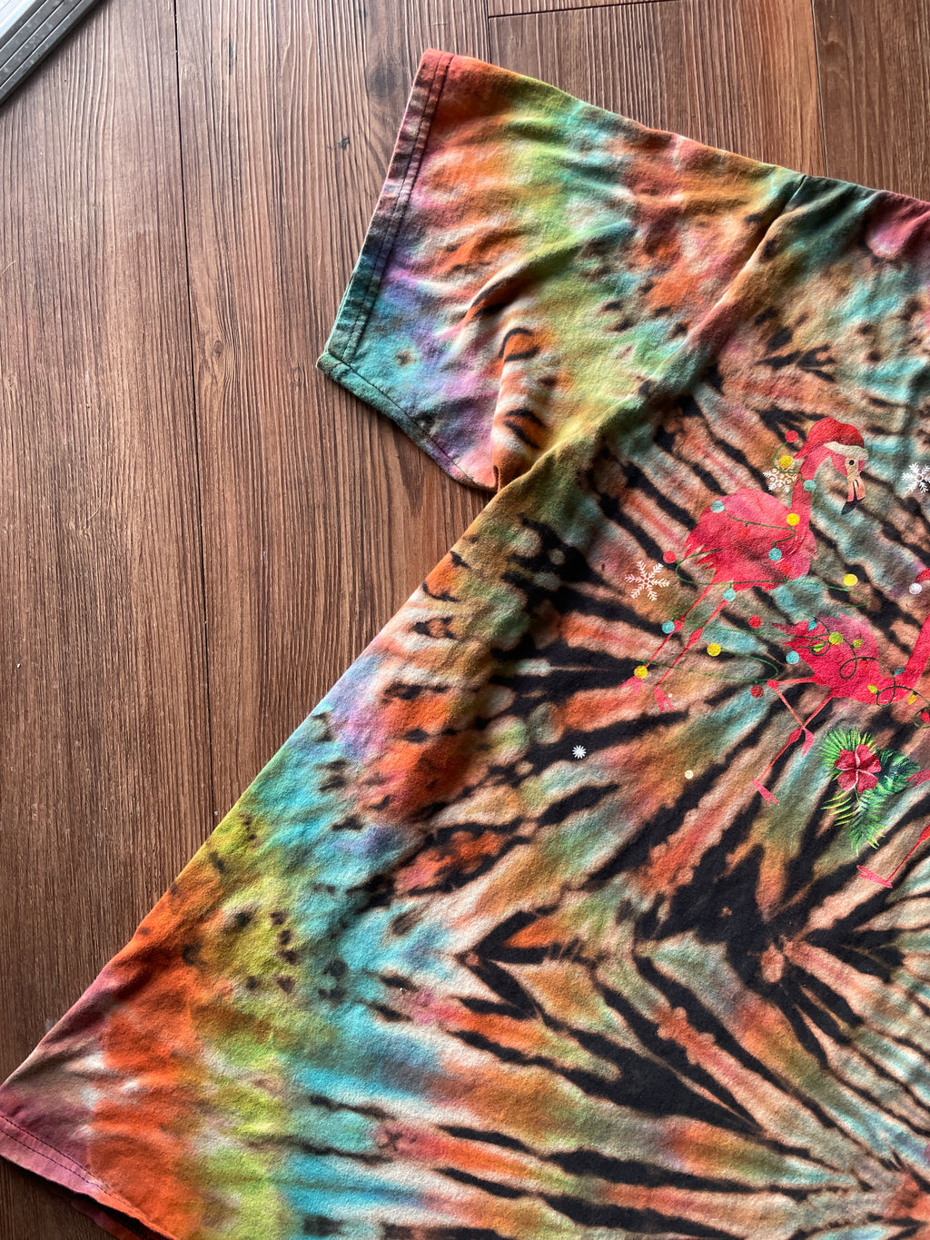 XL Men’s Festive Pink Flamingos Christmas Tie Dye T-Shirt | Black and Pastel Multicolor Pleated Short Sleeve