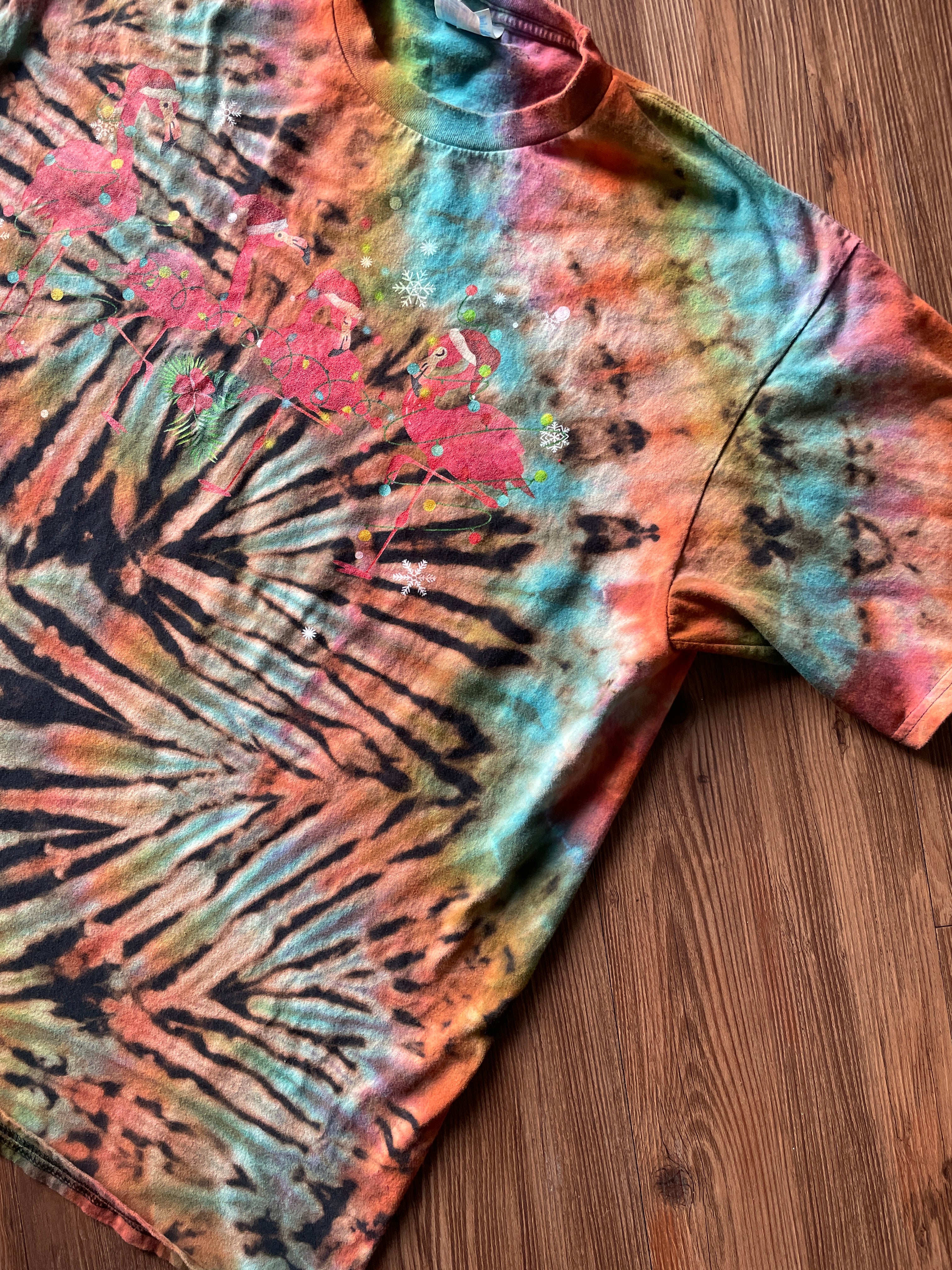 XL Men’s Festive Pink Flamingos Christmas Tie Dye T-Shirt | Black and Pastel Multicolor Pleated Short Sleeve