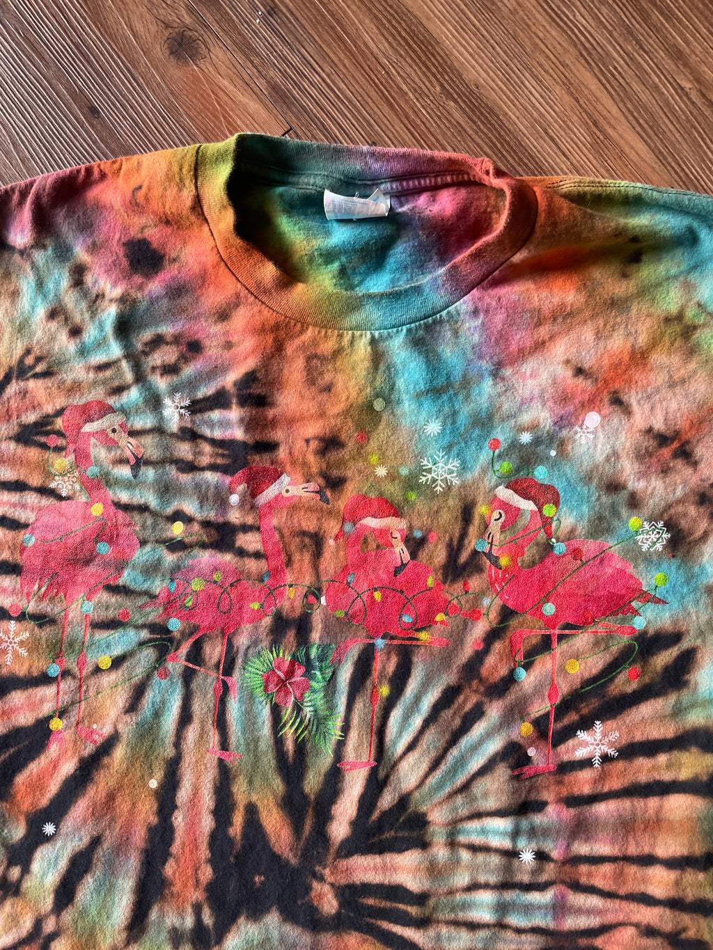 XL Men’s Festive Pink Flamingos Christmas Tie Dye T-Shirt | Black and Pastel Multicolor Pleated Short Sleeve