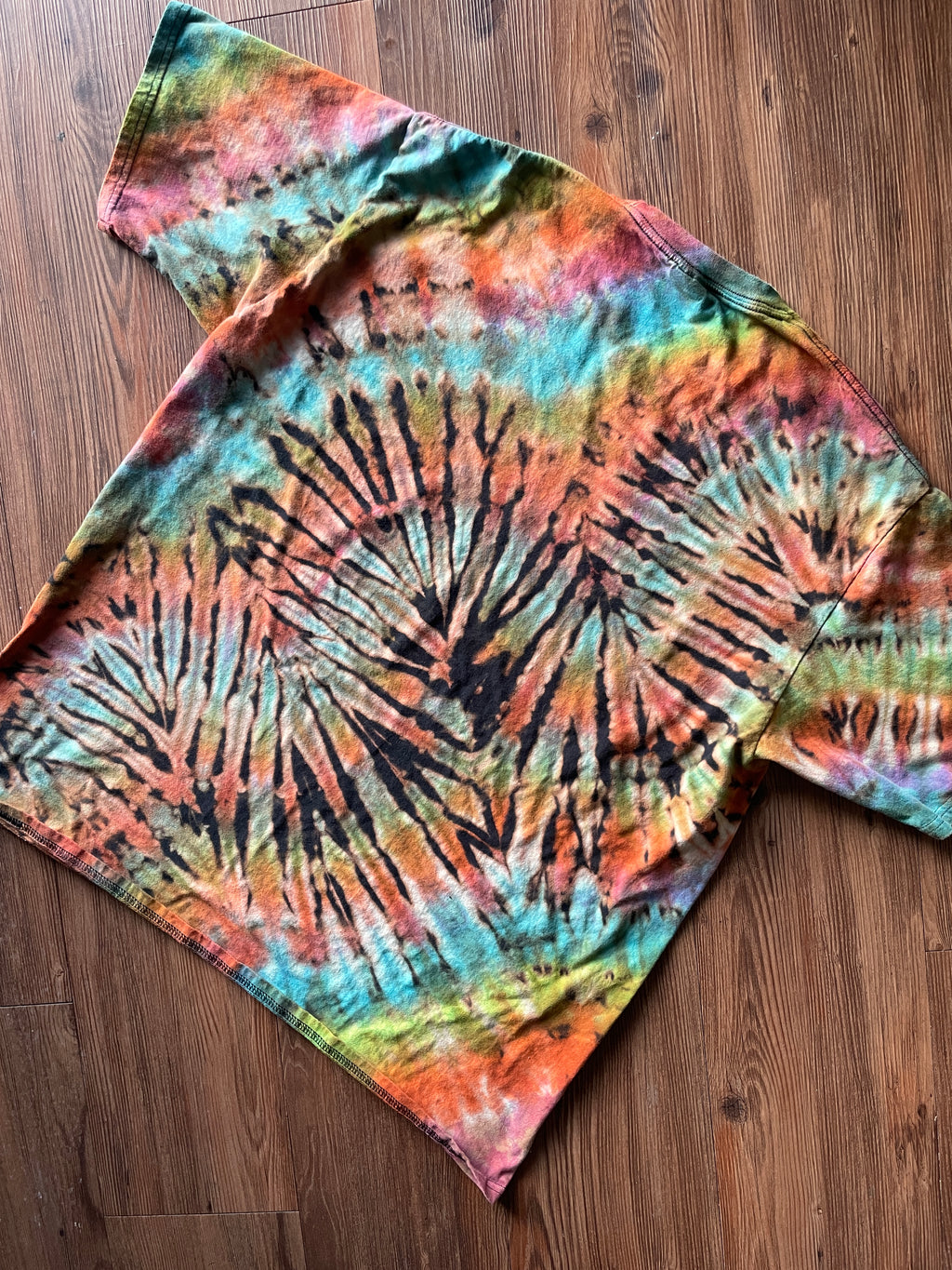 XL Men’s Festive Pink Flamingos Christmas Tie Dye T-Shirt | Black and Pastel Multicolor Pleated Short Sleeve