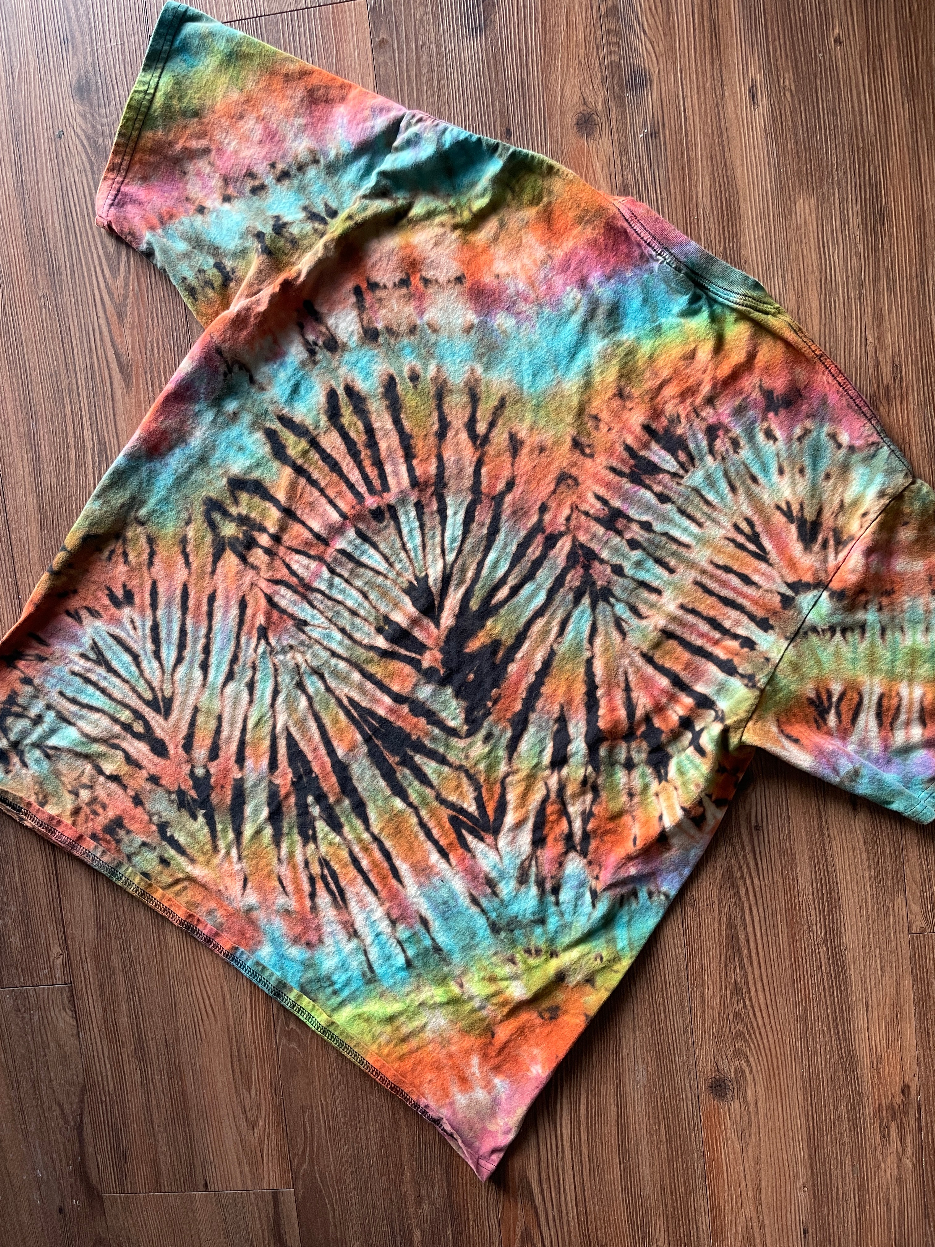 XL Men’s Festive Pink Flamingos Christmas Tie Dye T-Shirt | Black and Pastel Multicolor Pleated Short Sleeve