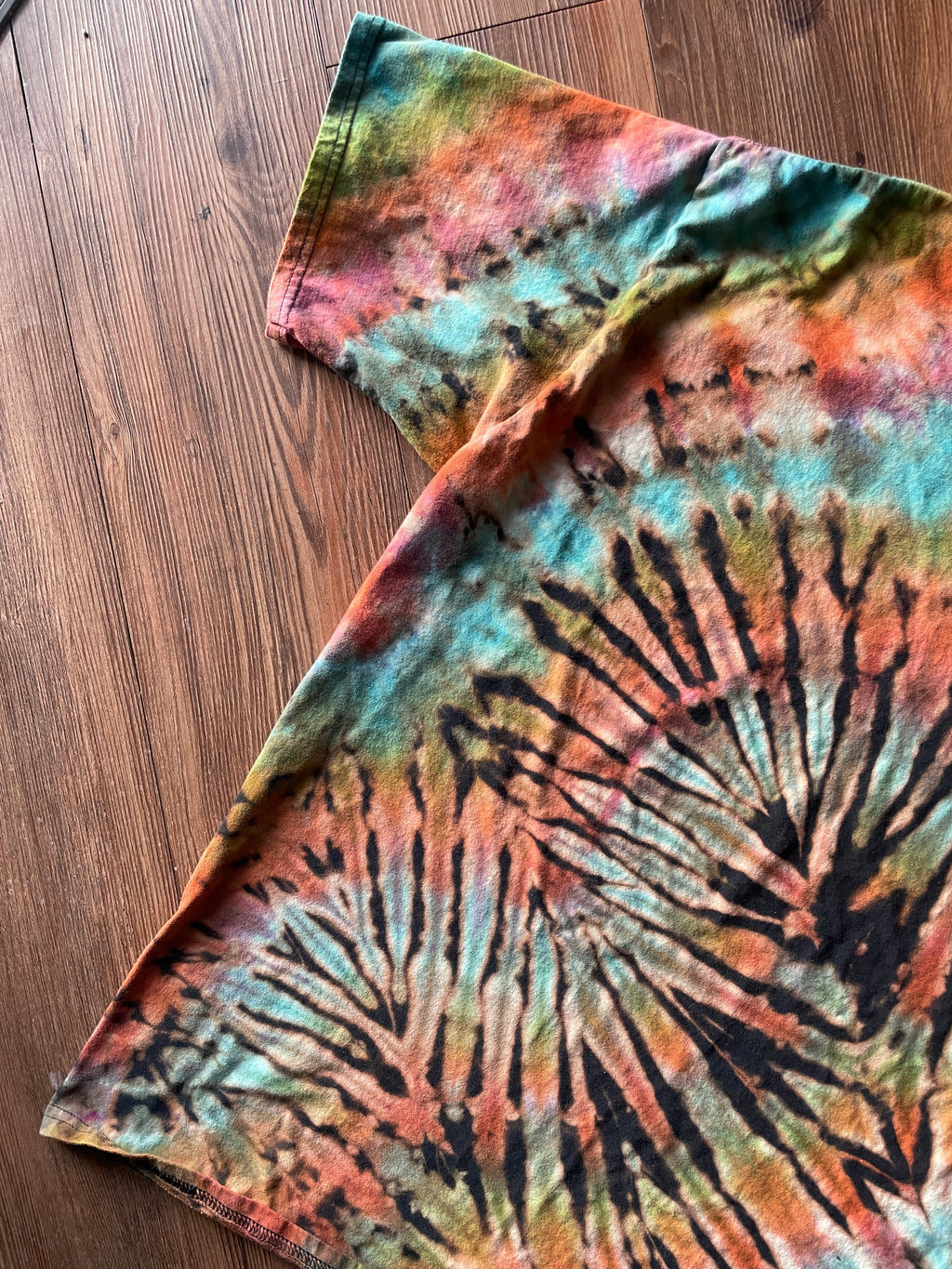 XL Men’s Festive Pink Flamingos Christmas Tie Dye T-Shirt | Black and Pastel Multicolor Pleated Short Sleeve