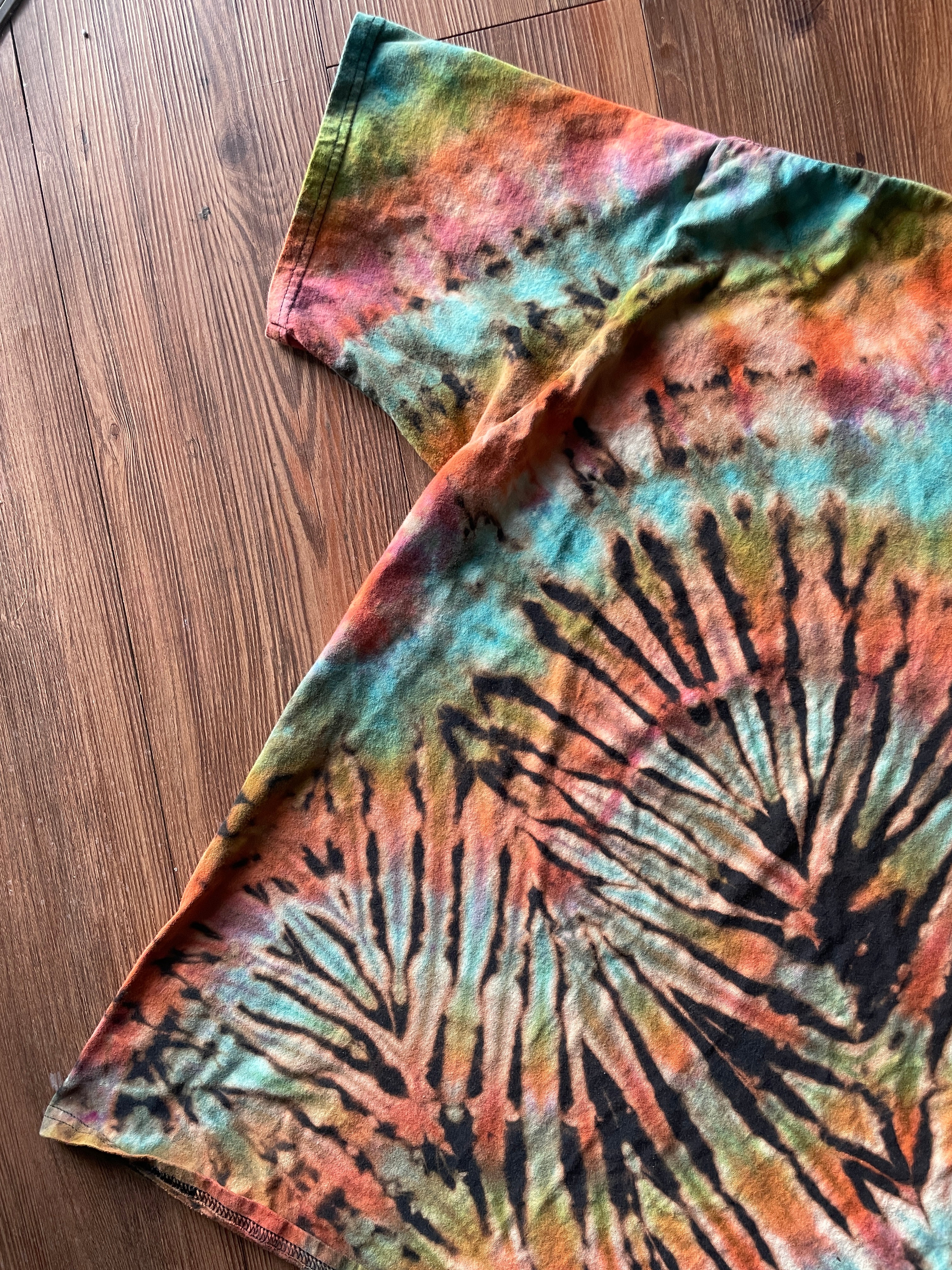 XL Men’s Festive Pink Flamingos Christmas Tie Dye T-Shirt | Black and Pastel Multicolor Pleated Short Sleeve