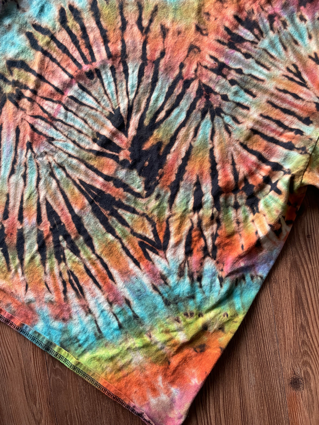 XL Men’s Festive Pink Flamingos Christmas Tie Dye T-Shirt | Black and Pastel Multicolor Pleated Short Sleeve