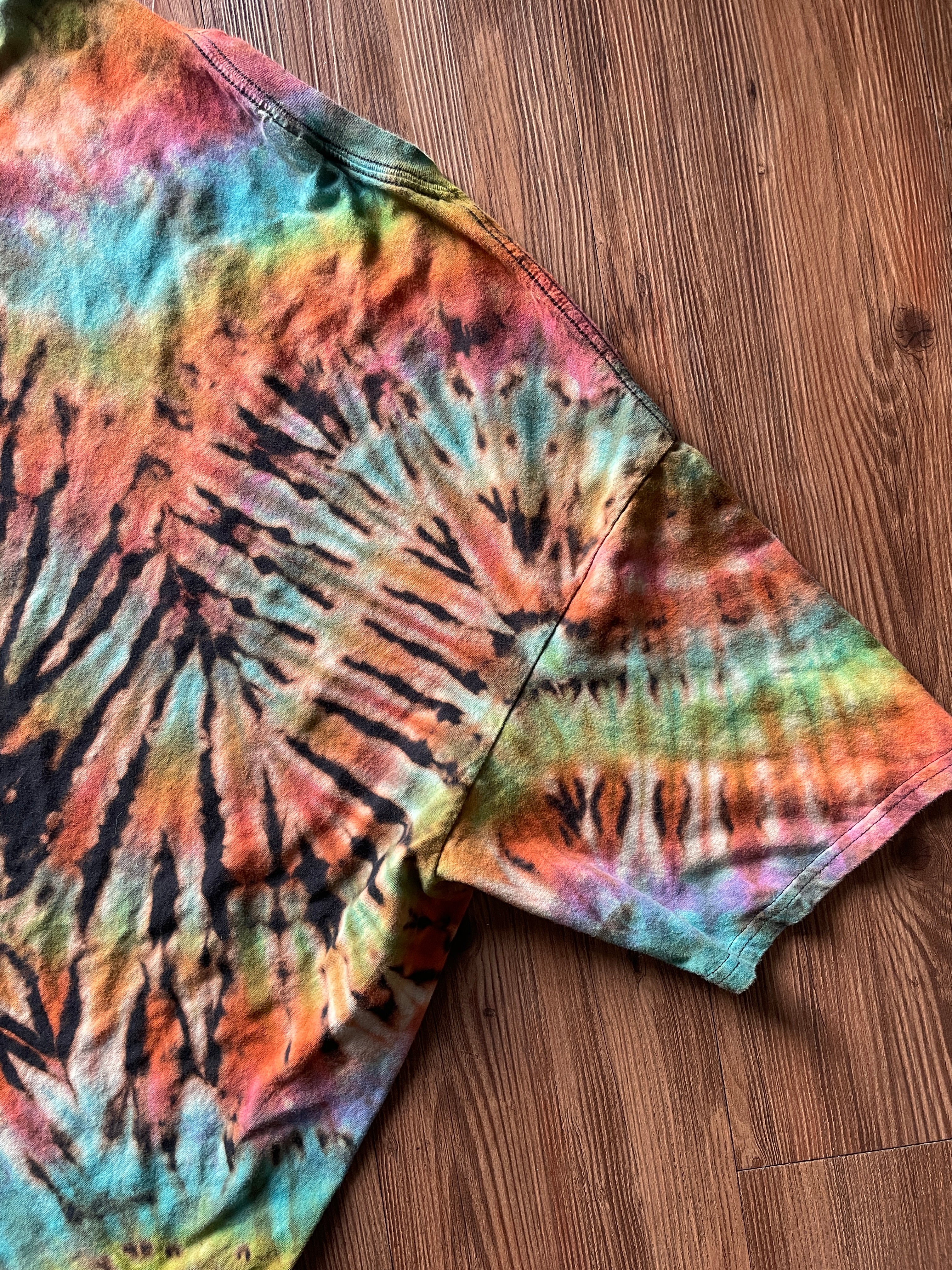 XL Men’s Festive Pink Flamingos Christmas Tie Dye T-Shirt | Black and Pastel Multicolor Pleated Short Sleeve