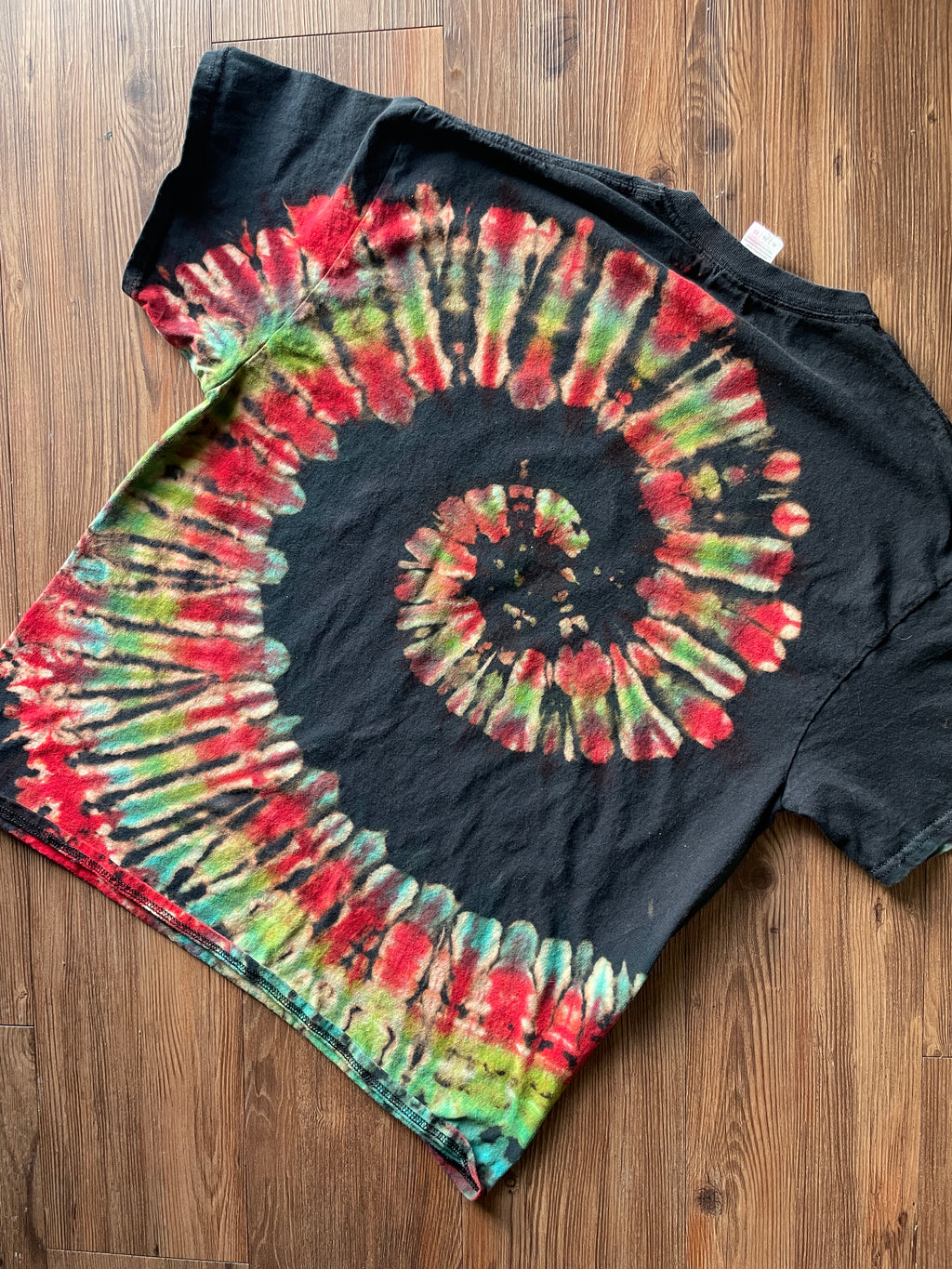 XL Men’s Merry Puggin Christmas Reverse Tie Dye T-Shirt | Black, Red, and Green Spiral Short Sleeve