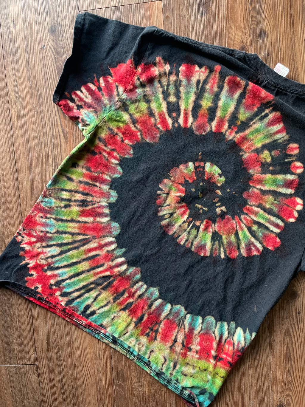 XL Men’s Merry Puggin Christmas Reverse Tie Dye T-Shirt | Black, Red, and Green Spiral Short Sleeve
