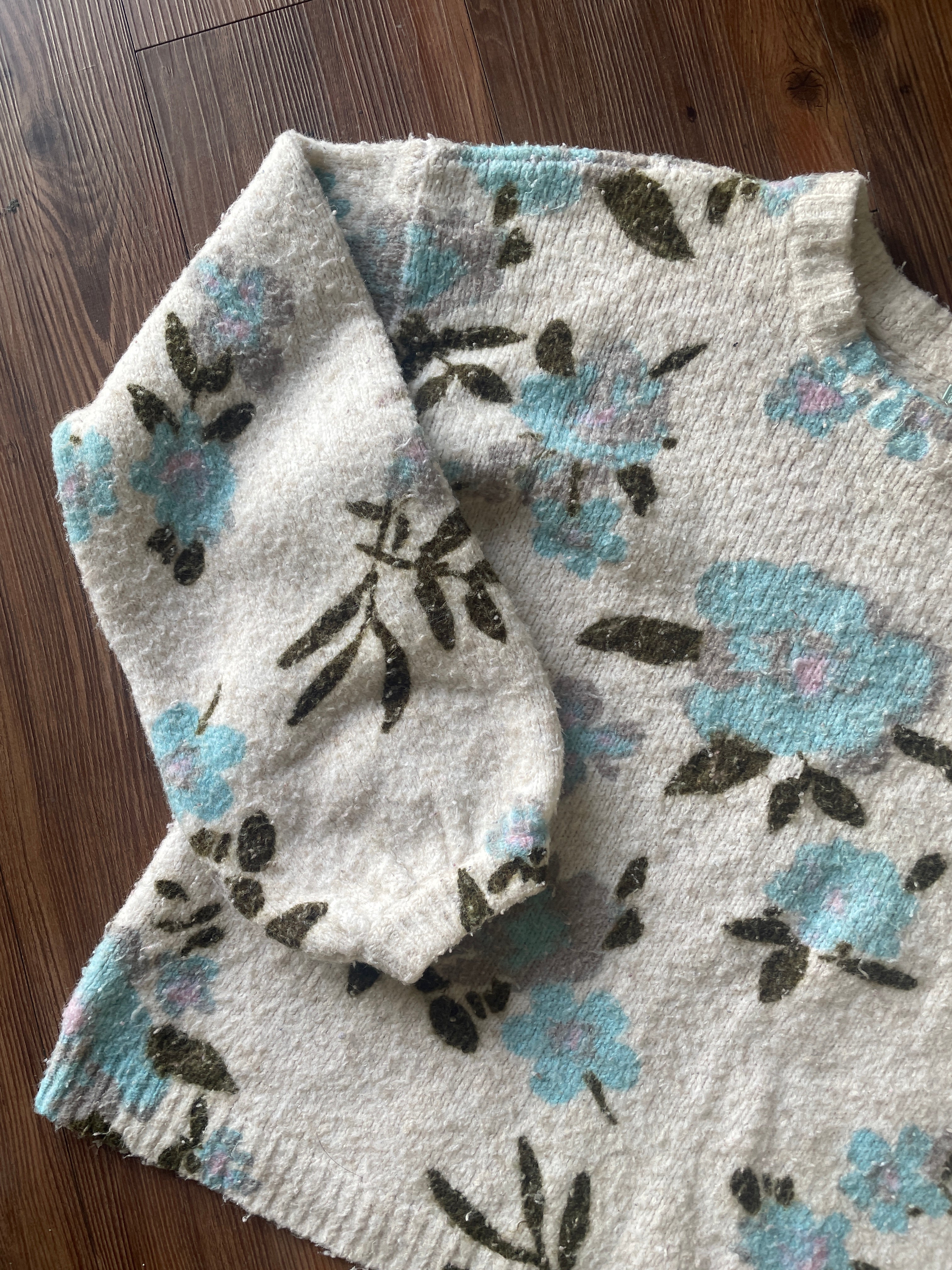 Medium Women’s Kimchi Blue Cream Floral Bell Sleeve Sweater